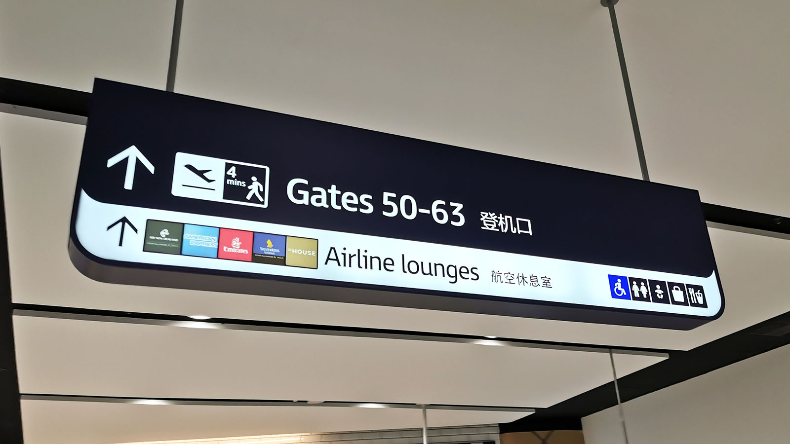 Sign at Sydney Airport pointing towards Air New Zealand International Lounge