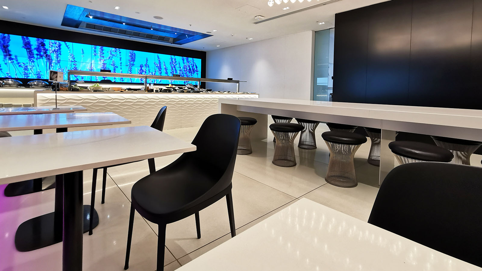 Dining area in Air New Zealand Sydney International Lounge