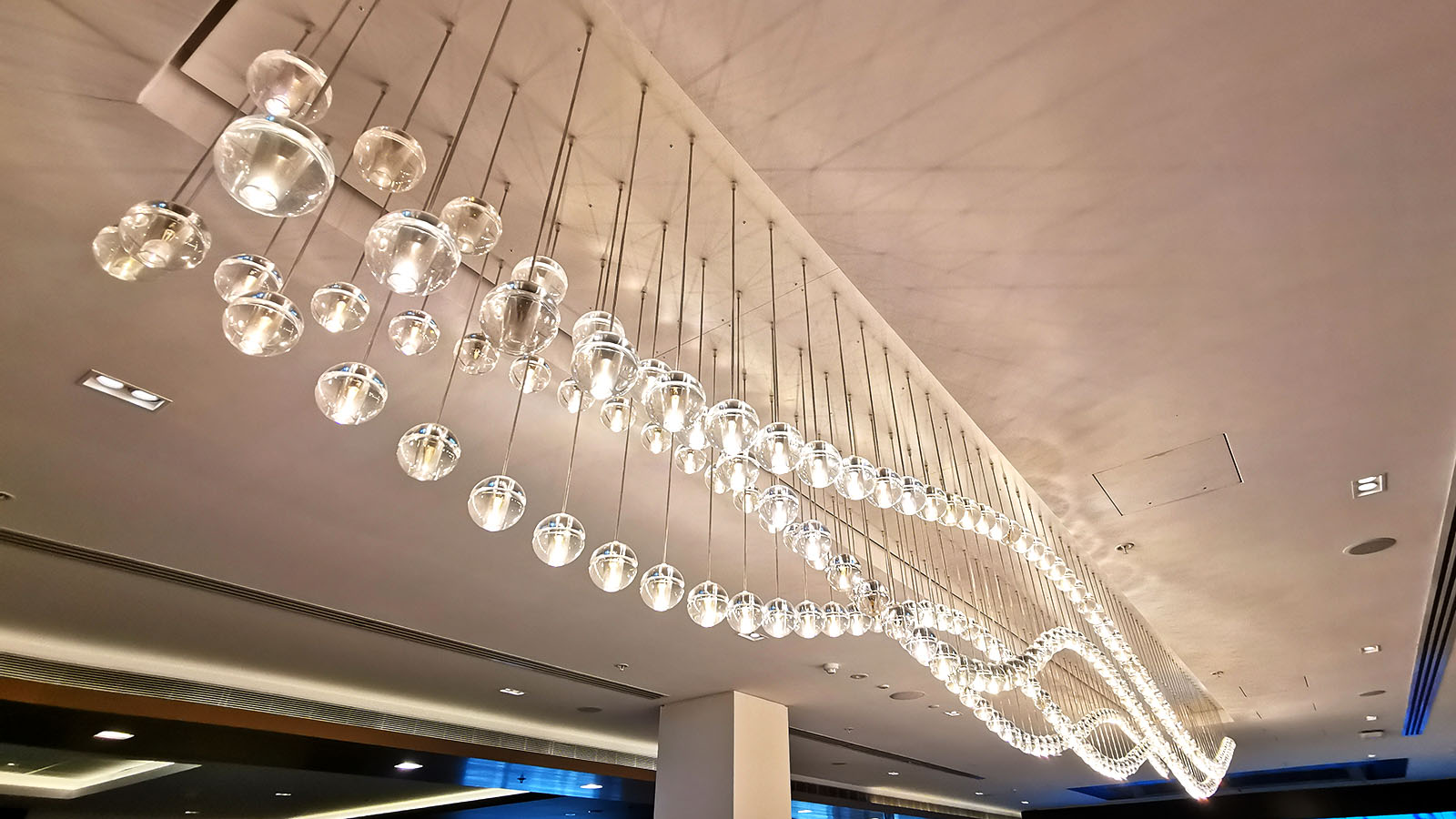 Lighting feature in Air New Zealand Sydney International Lounge