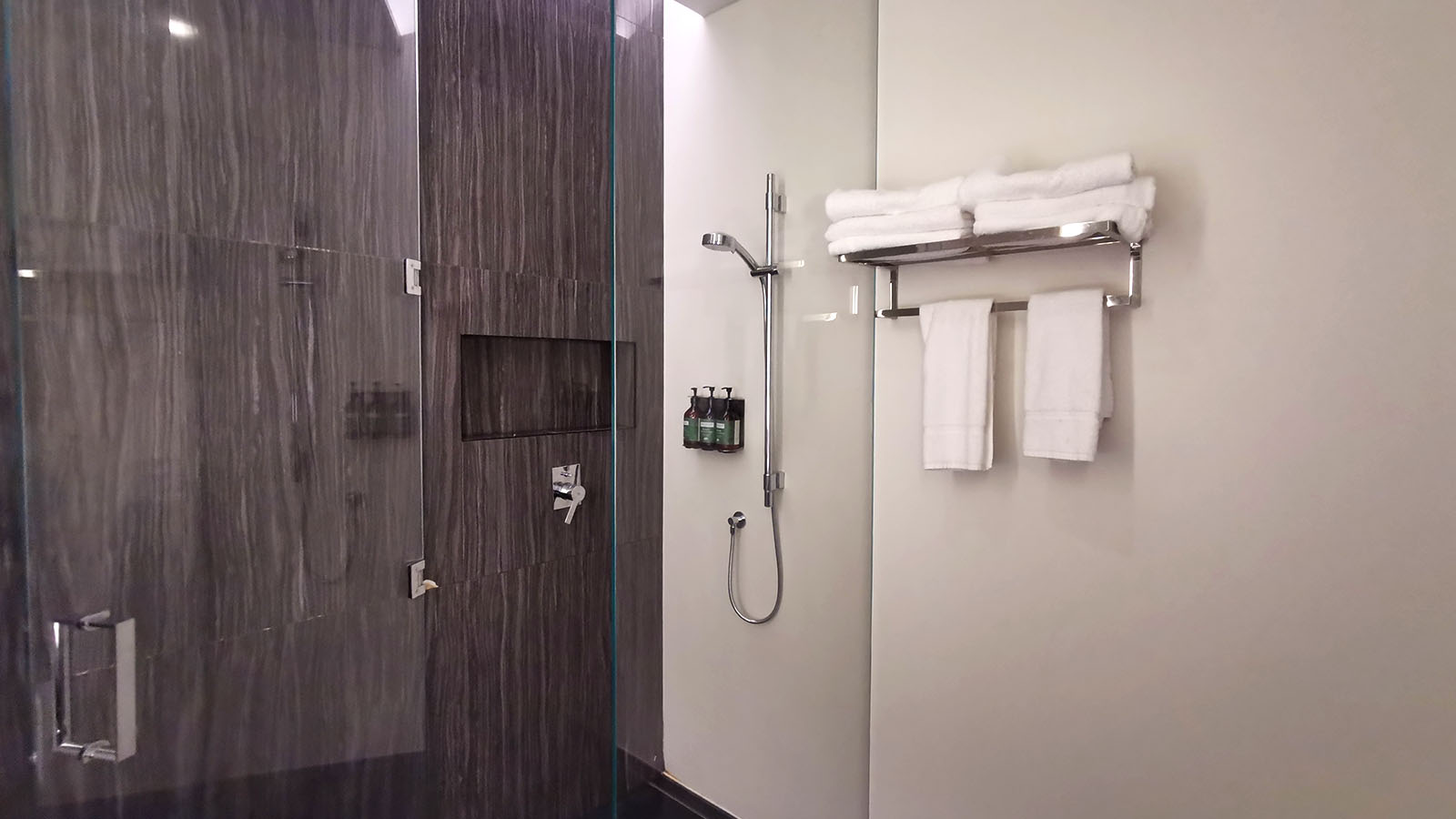 Shower suite in in Air New Zealand Sydney International Lounge