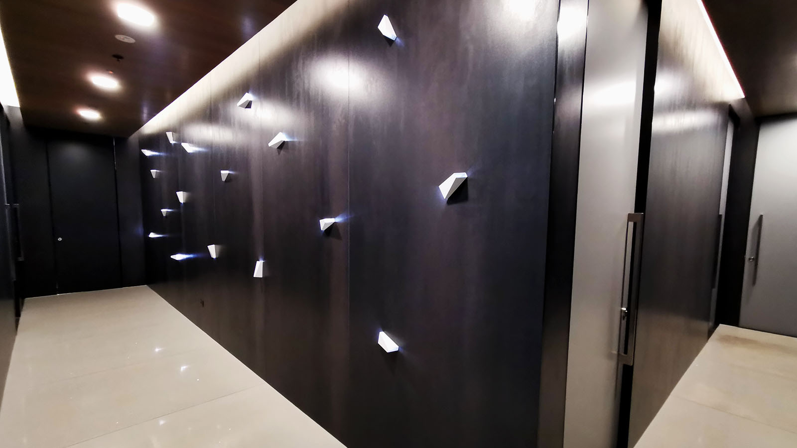 Shower corridor in in Air New Zealand Sydney International Lounge