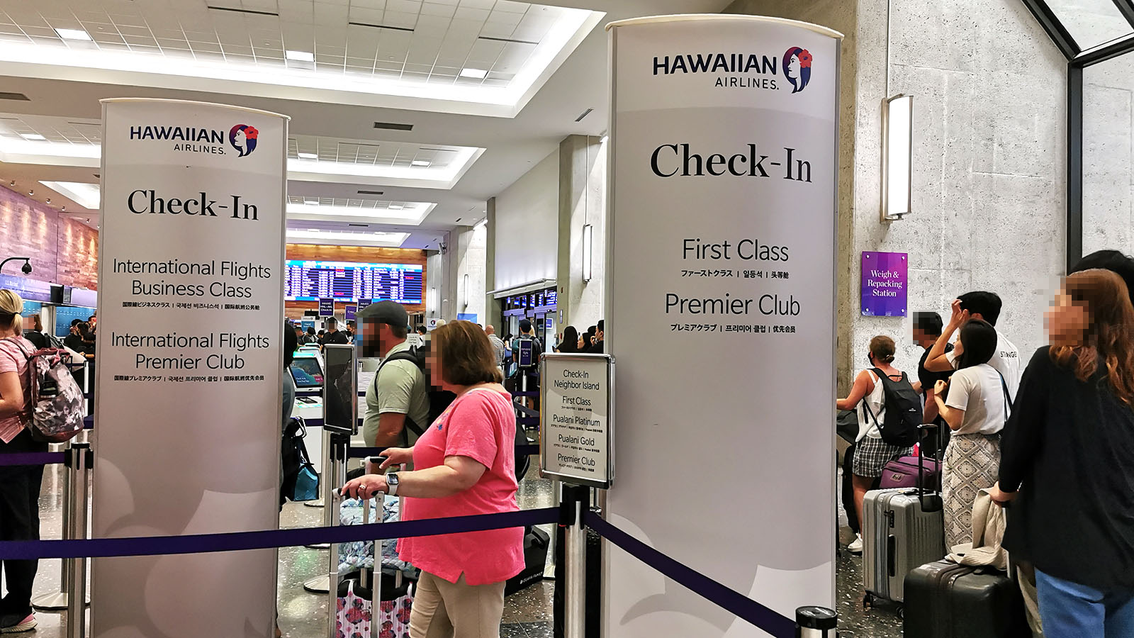 Queue for First Class check-in at Honolulu Airport
