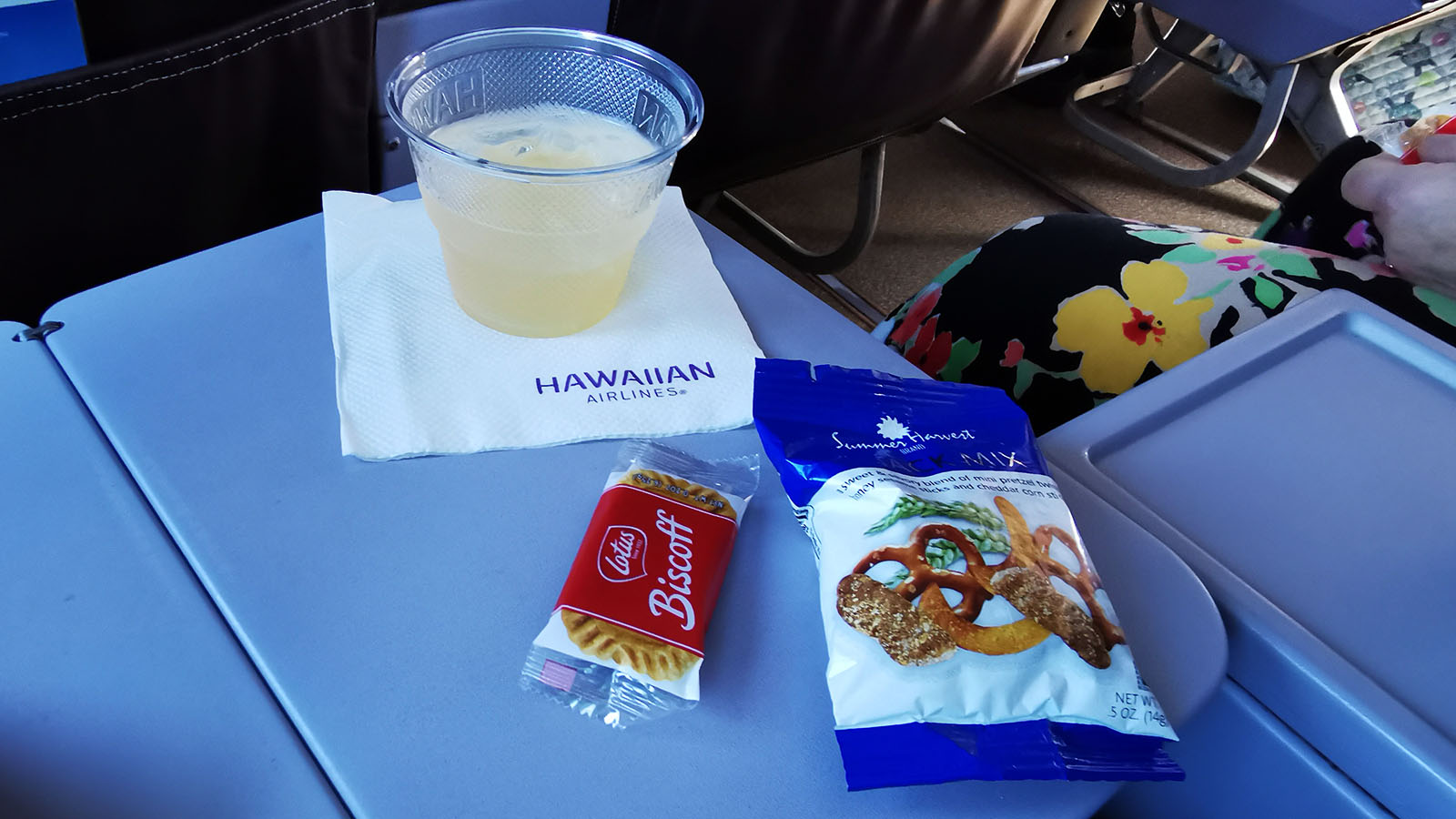 Drink and snacks in Hawaiian Airlines Boeing 717 First Class