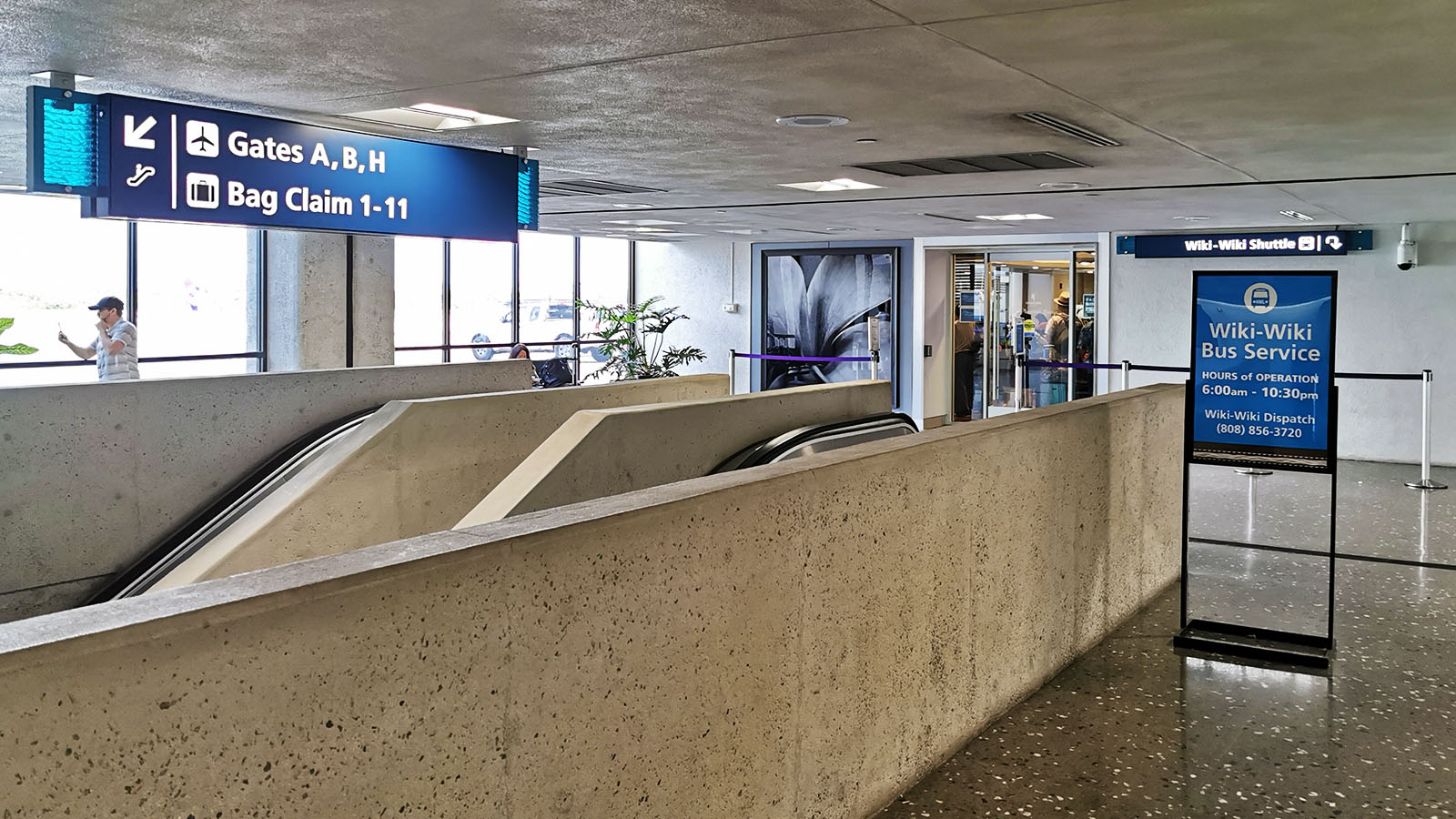 Walkway to The Plumeria Lounge in Honolulu