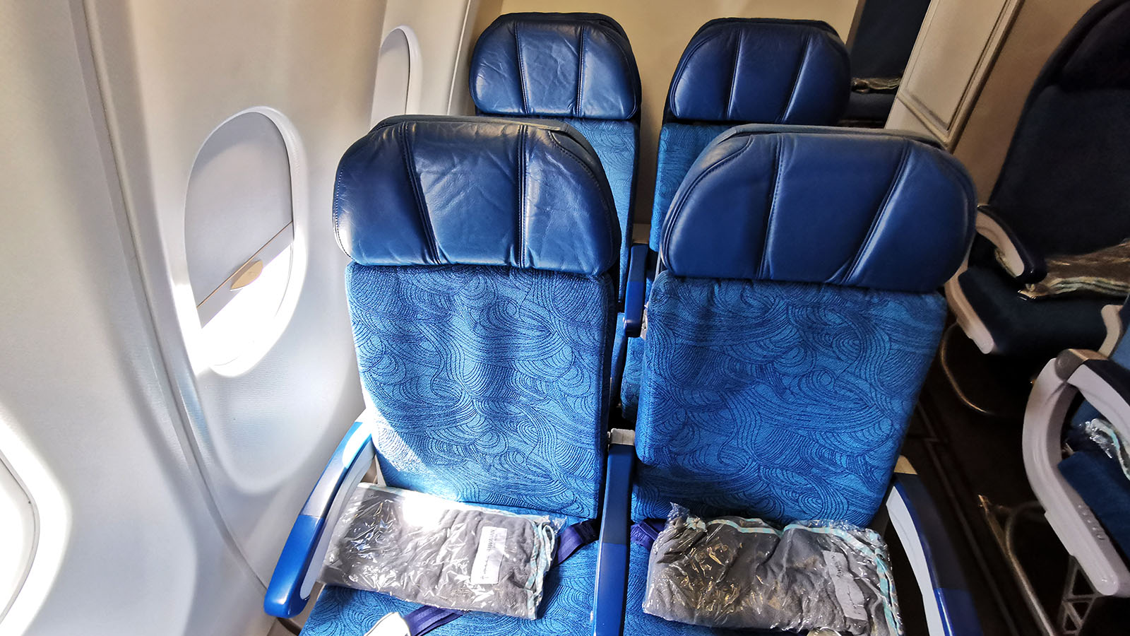Pairs of Economy seats on Hawaiian Airlines