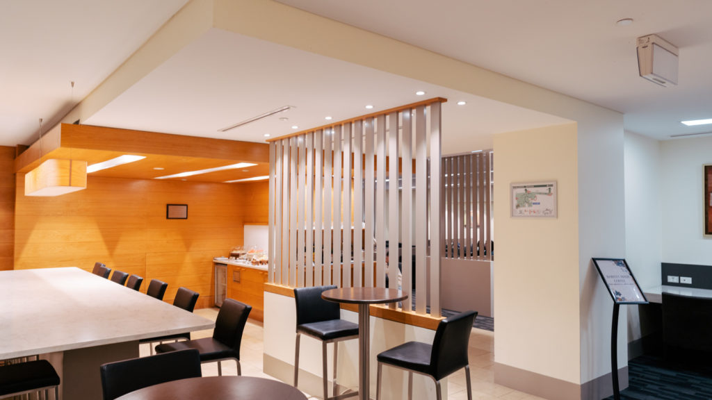 Review Singapore Airlines old SilverKris lounge, Perth Point Hacks