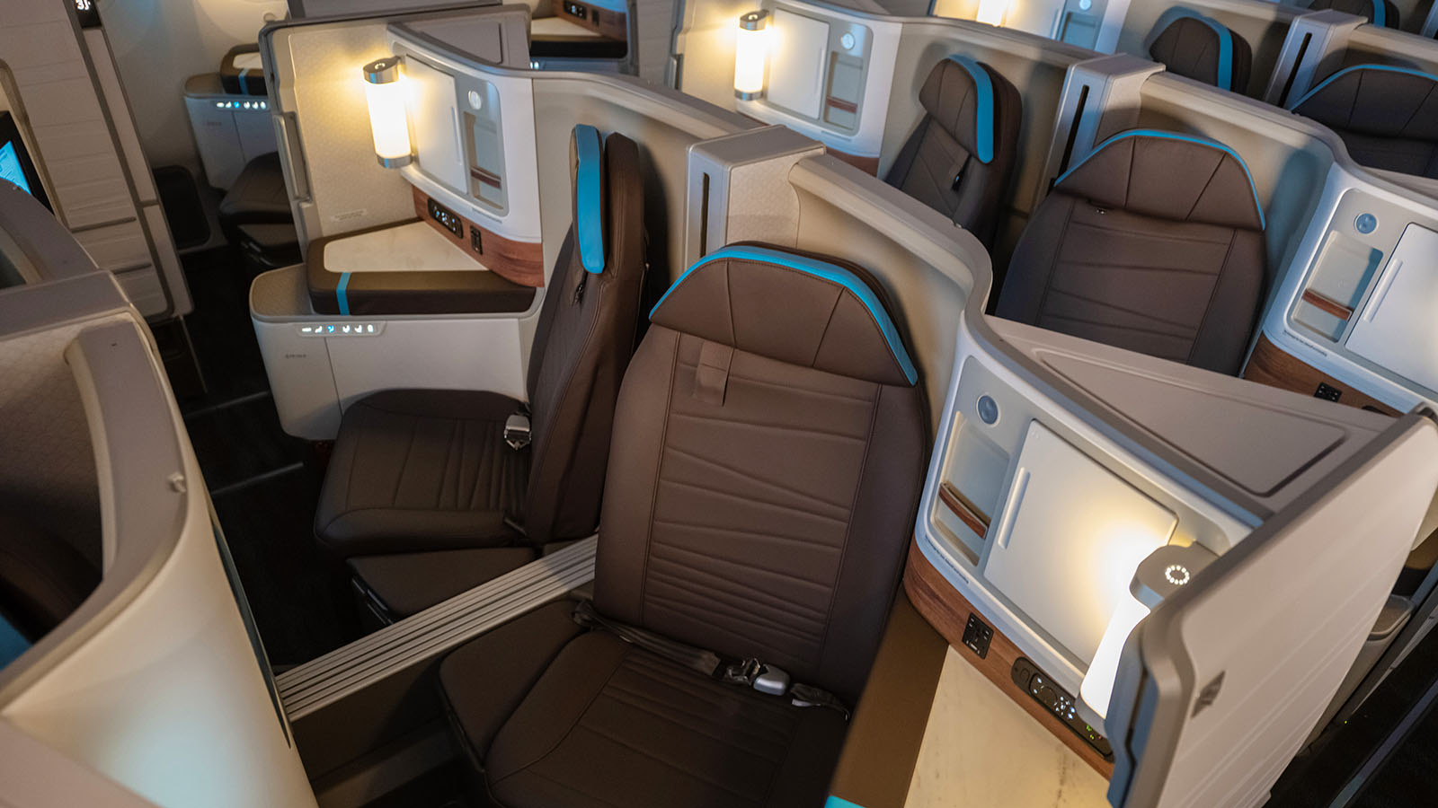 Business Class seating on the Dreamliner with Hawaiian Airlines