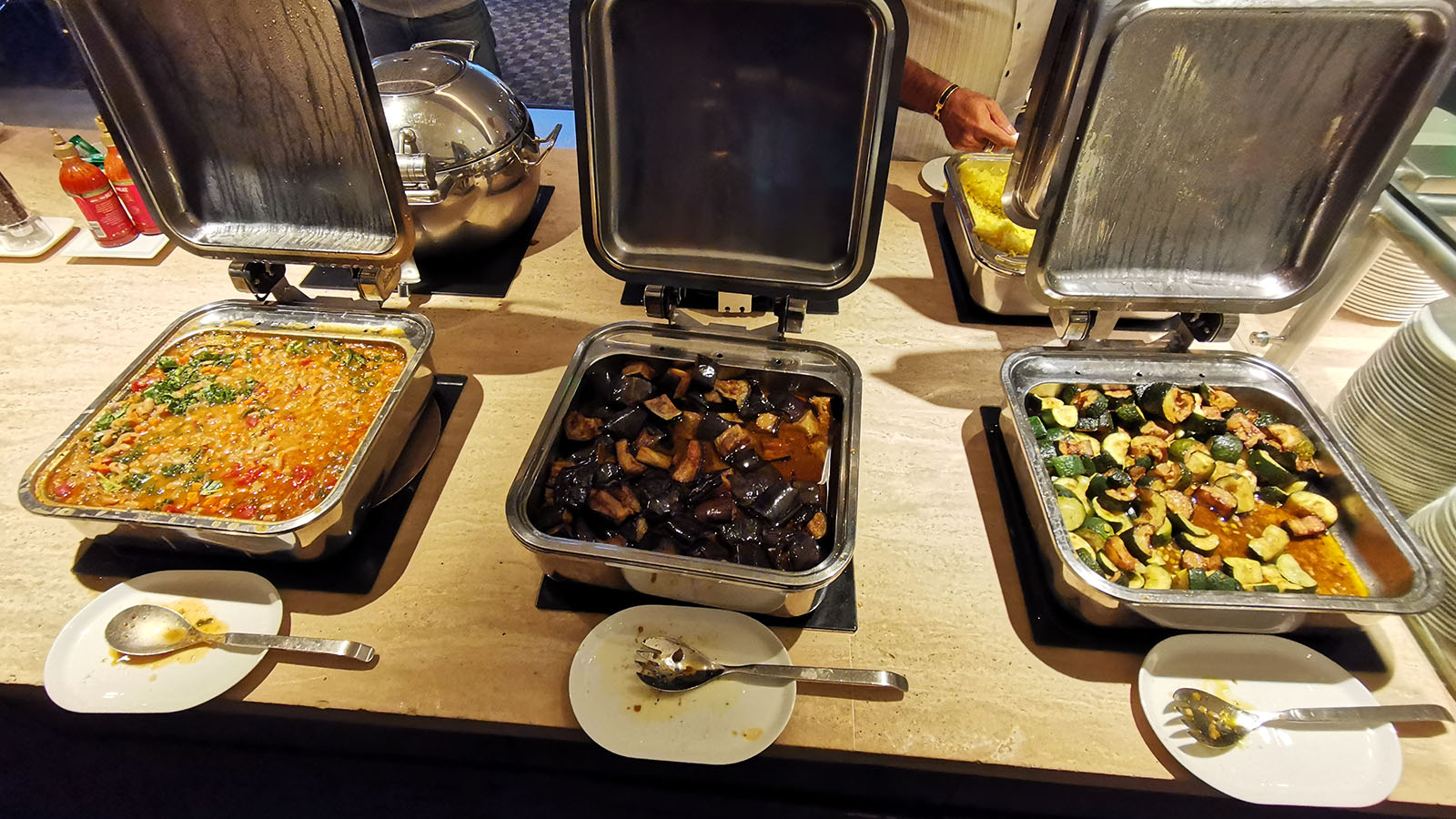 Hot buffet dishes at the Qantas International Business Lounge in Los Angeles