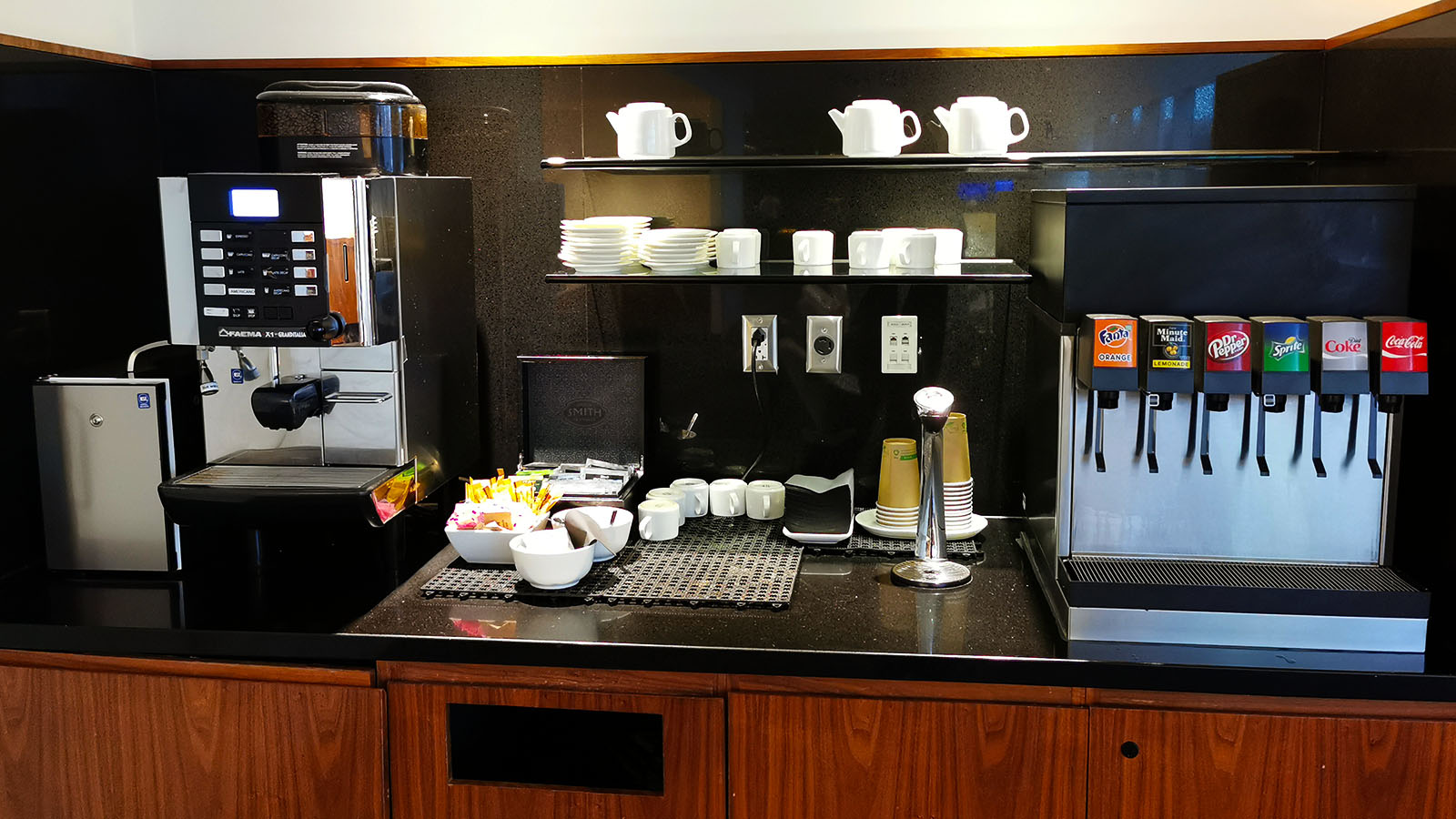 DIY tea and coffee in the Qantas International Business Lounge in Los Angeles