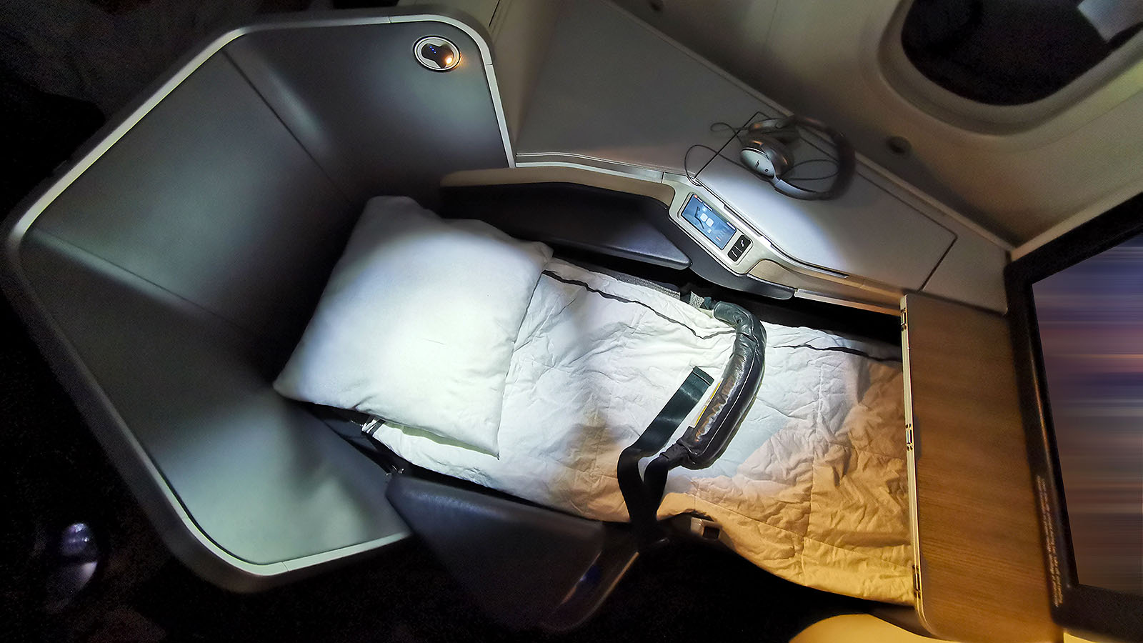 Business Class bed in Air Canada Boeing 787 Signature Class
