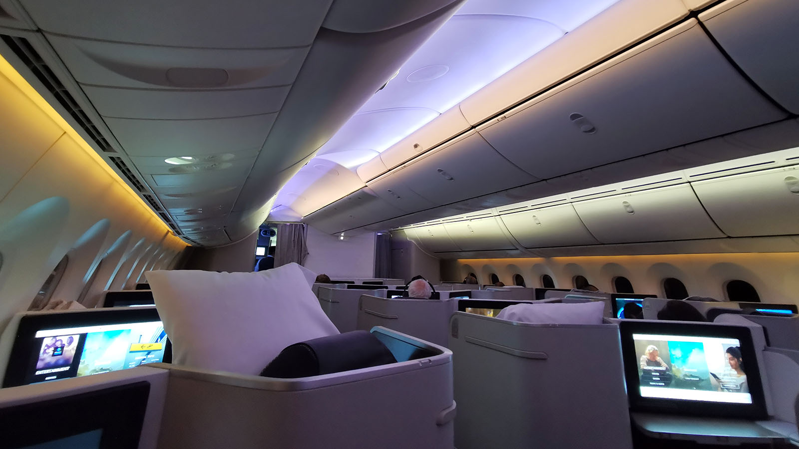 Lighting effects in Air Canada Boeing 787 Signature Class