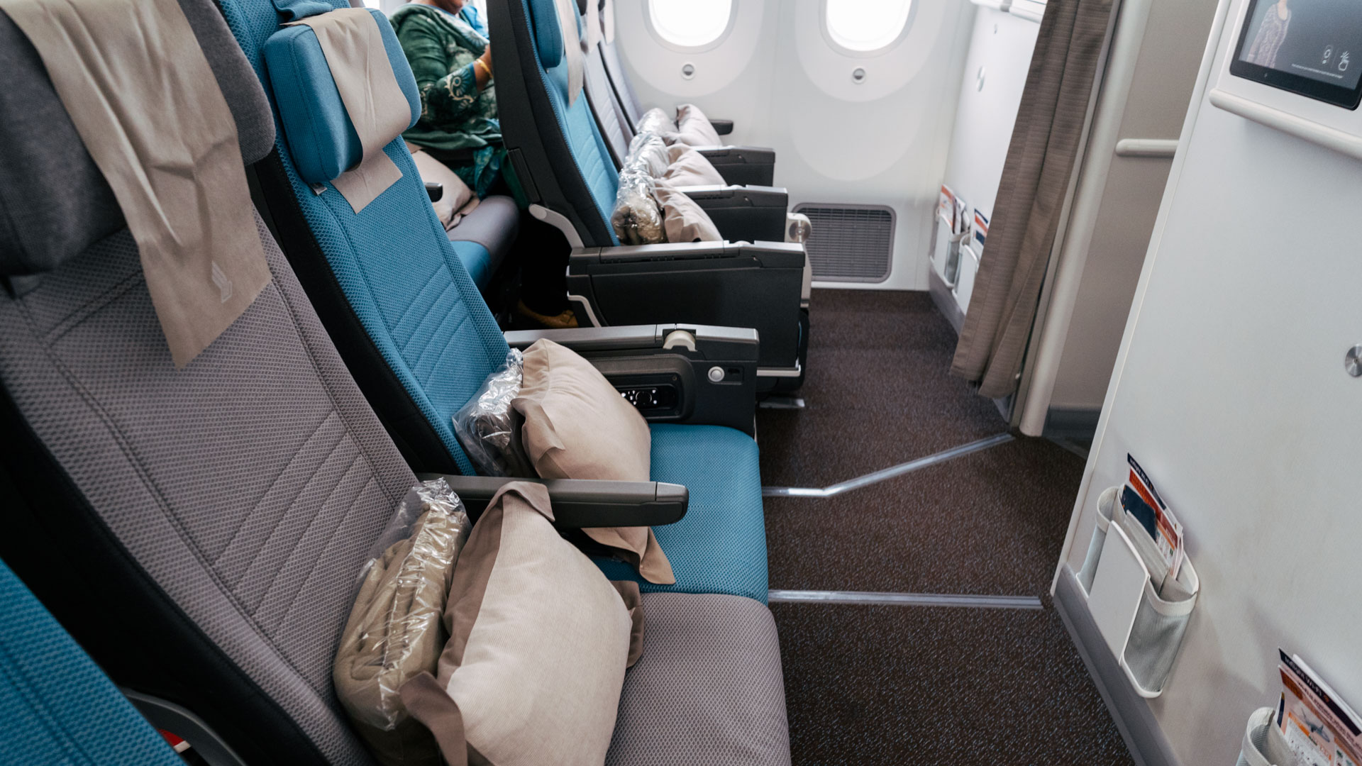 Singapore Airlines Boeing 787 Economy bulkhead seat
