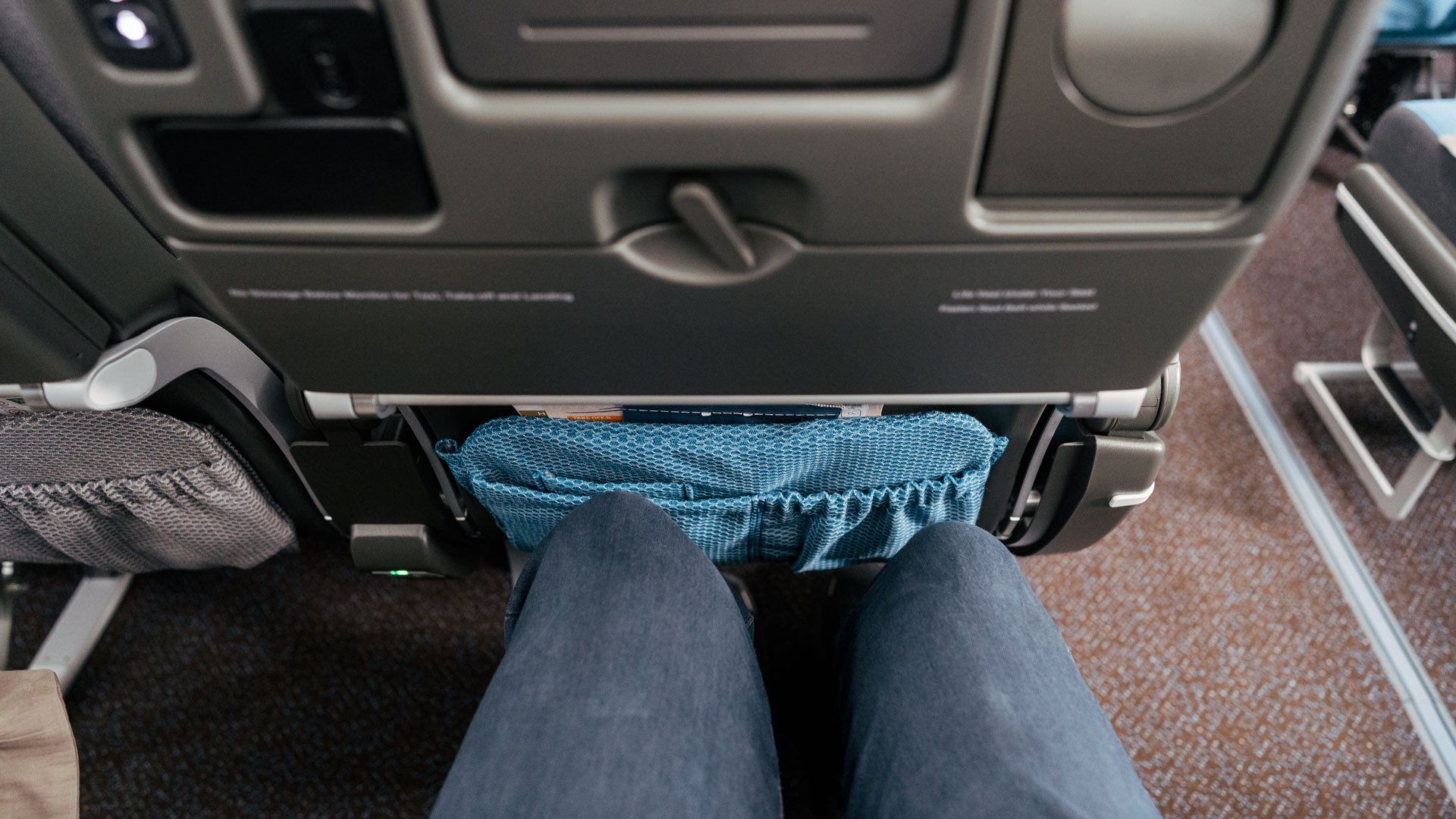 Singapore Airlines Boeing 787 Economy legroom