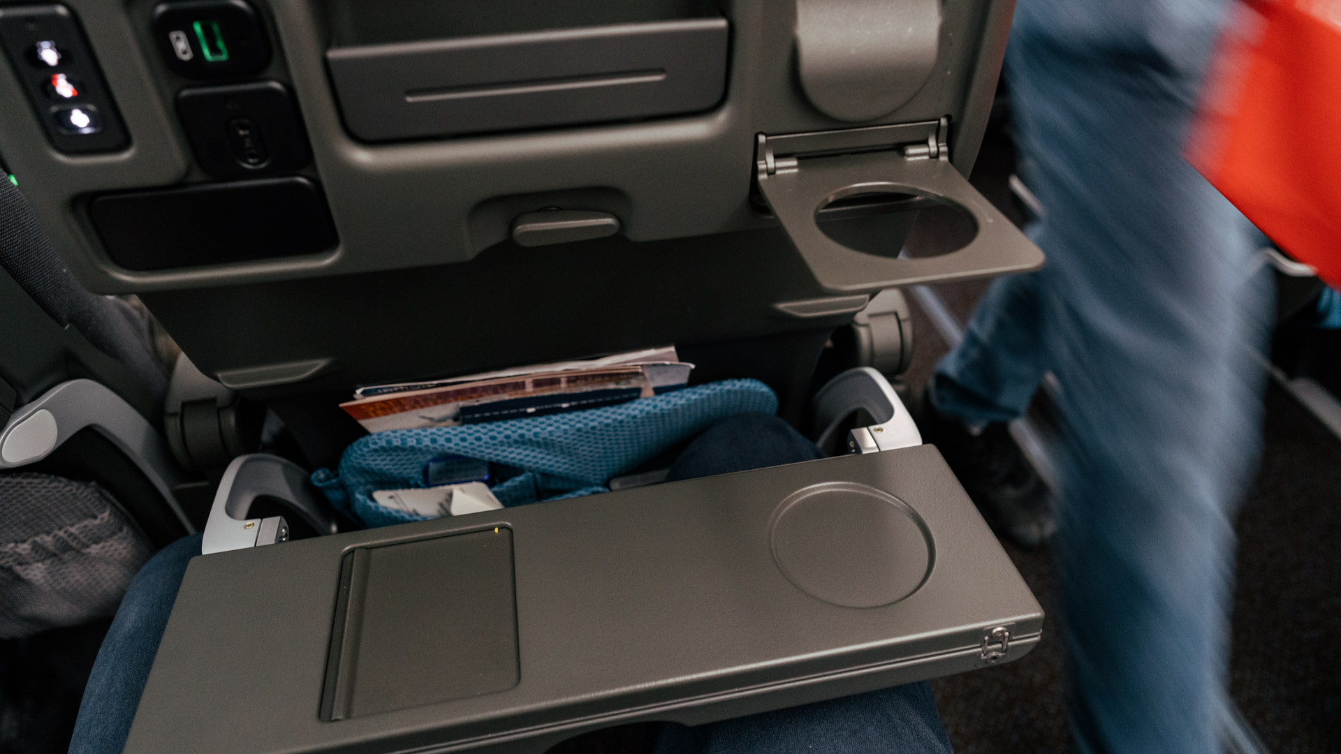 Singapore Airlines Boeing 787 Economy tray table