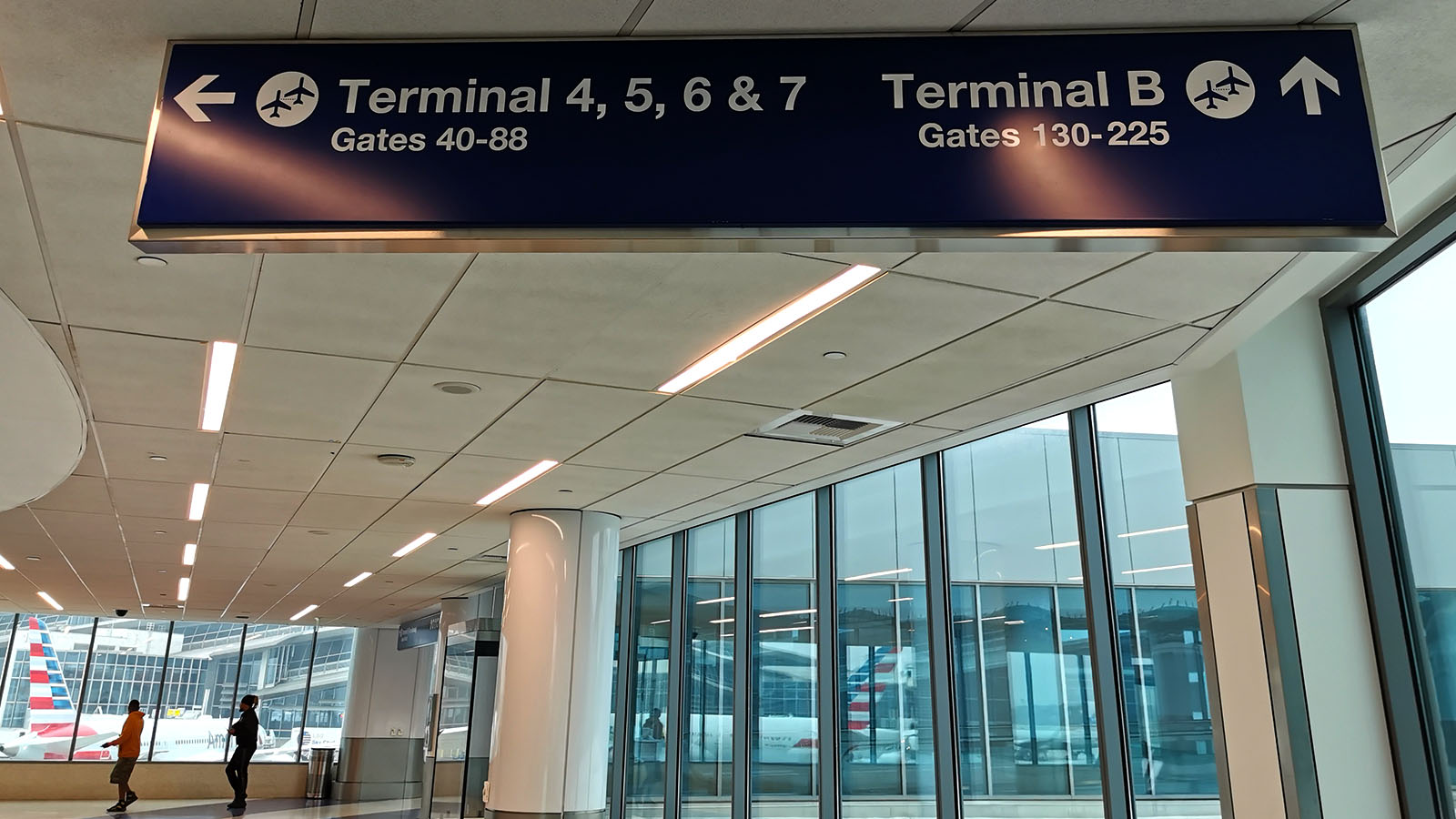 Easy terminal access in Los Angeles when flying American Airlines Boeing 737 Economy