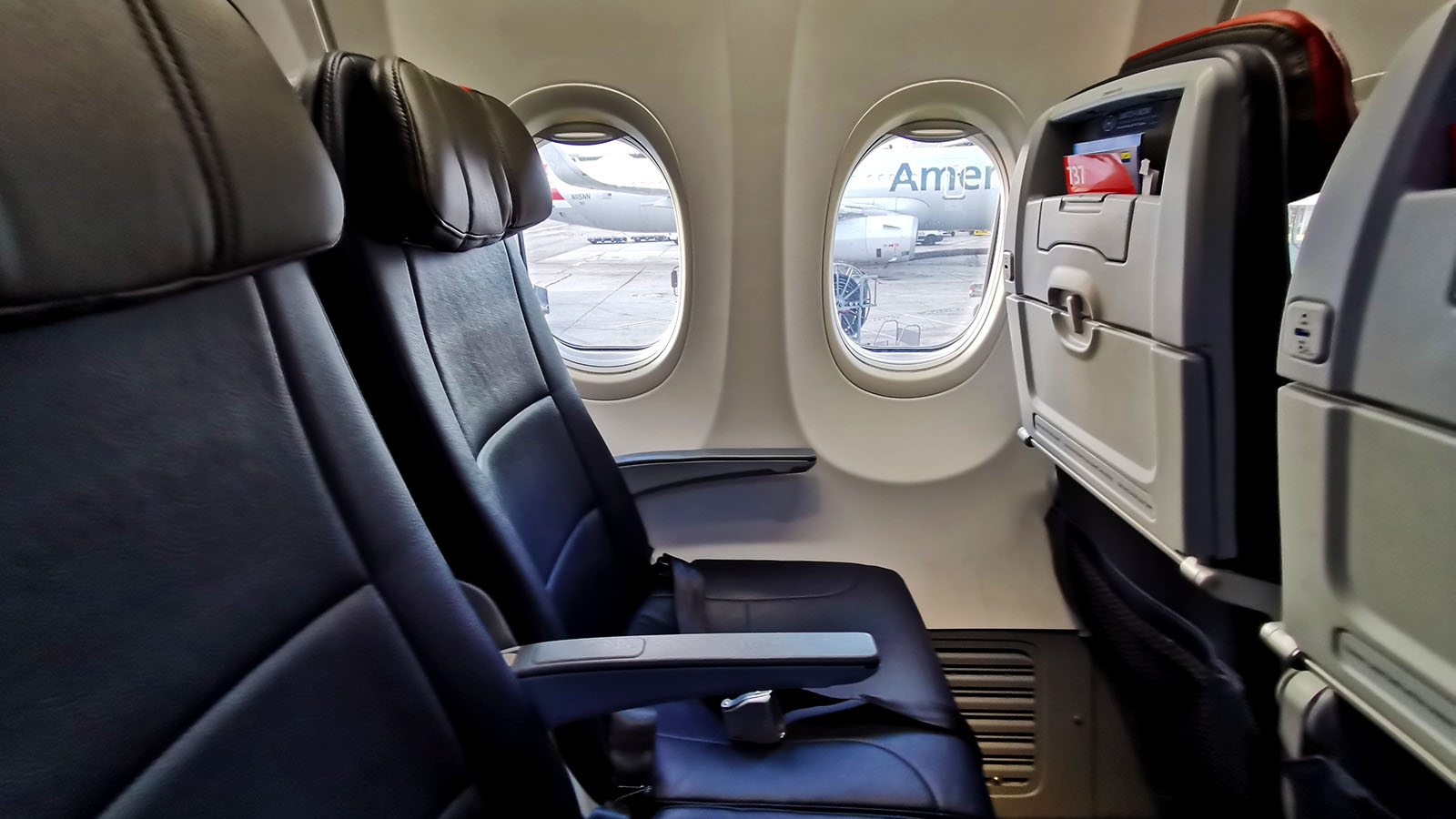 Seats and windows in American Airlines Boeing 737 Economy