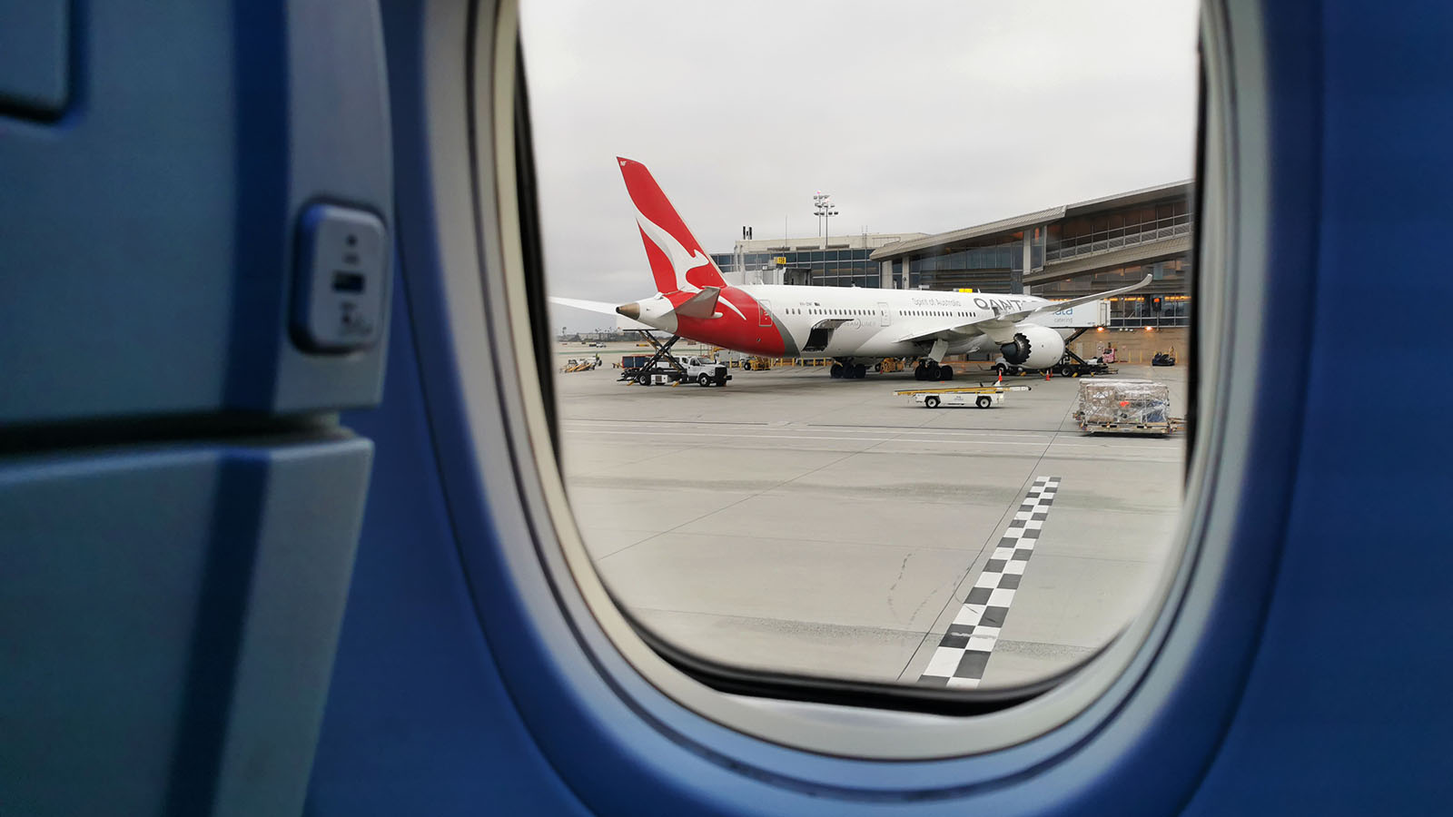 Window in American Airlines Boeing 737 Economy