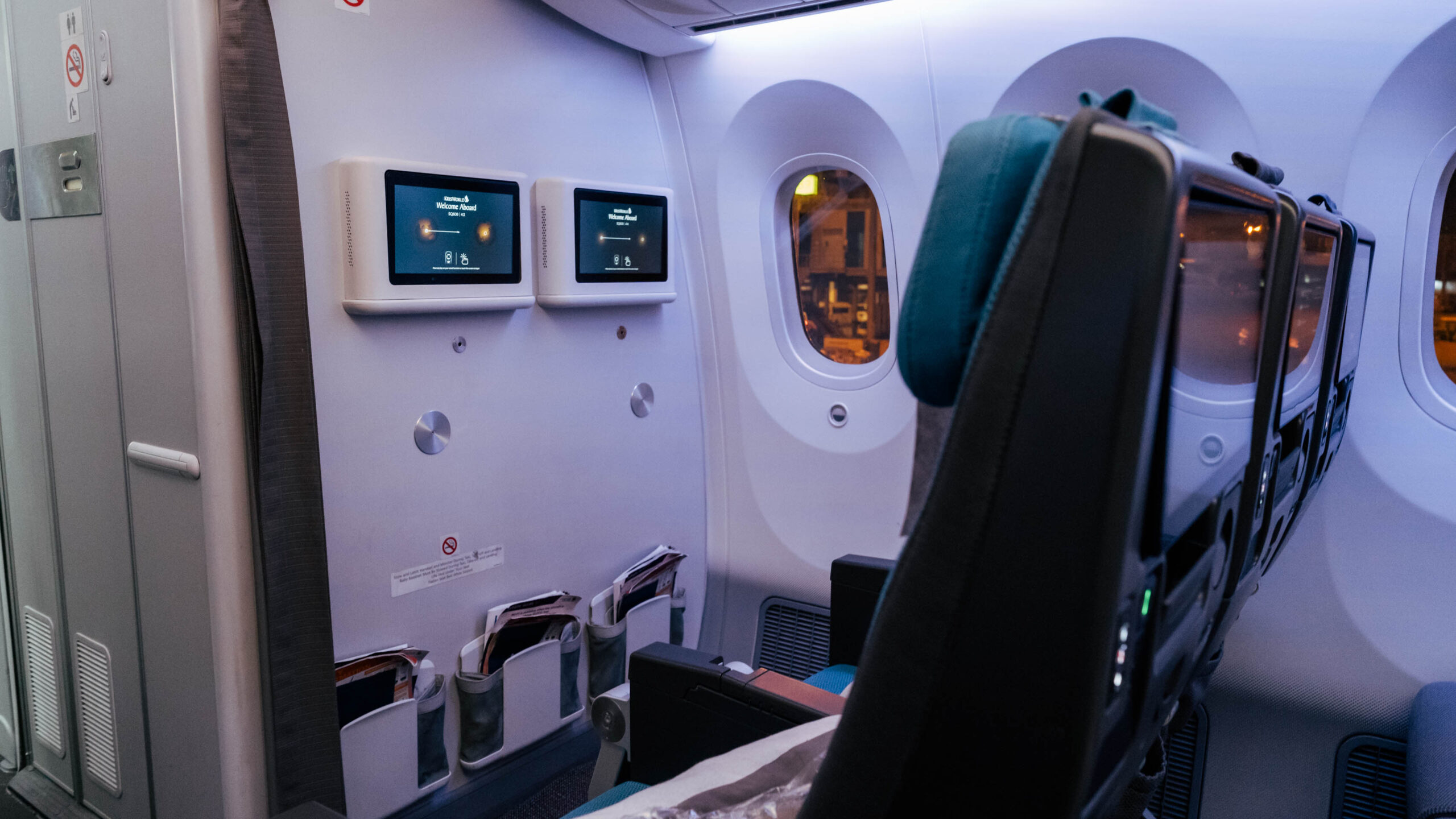Singapore Airlines Boeing 787 Economy bulkhead seat