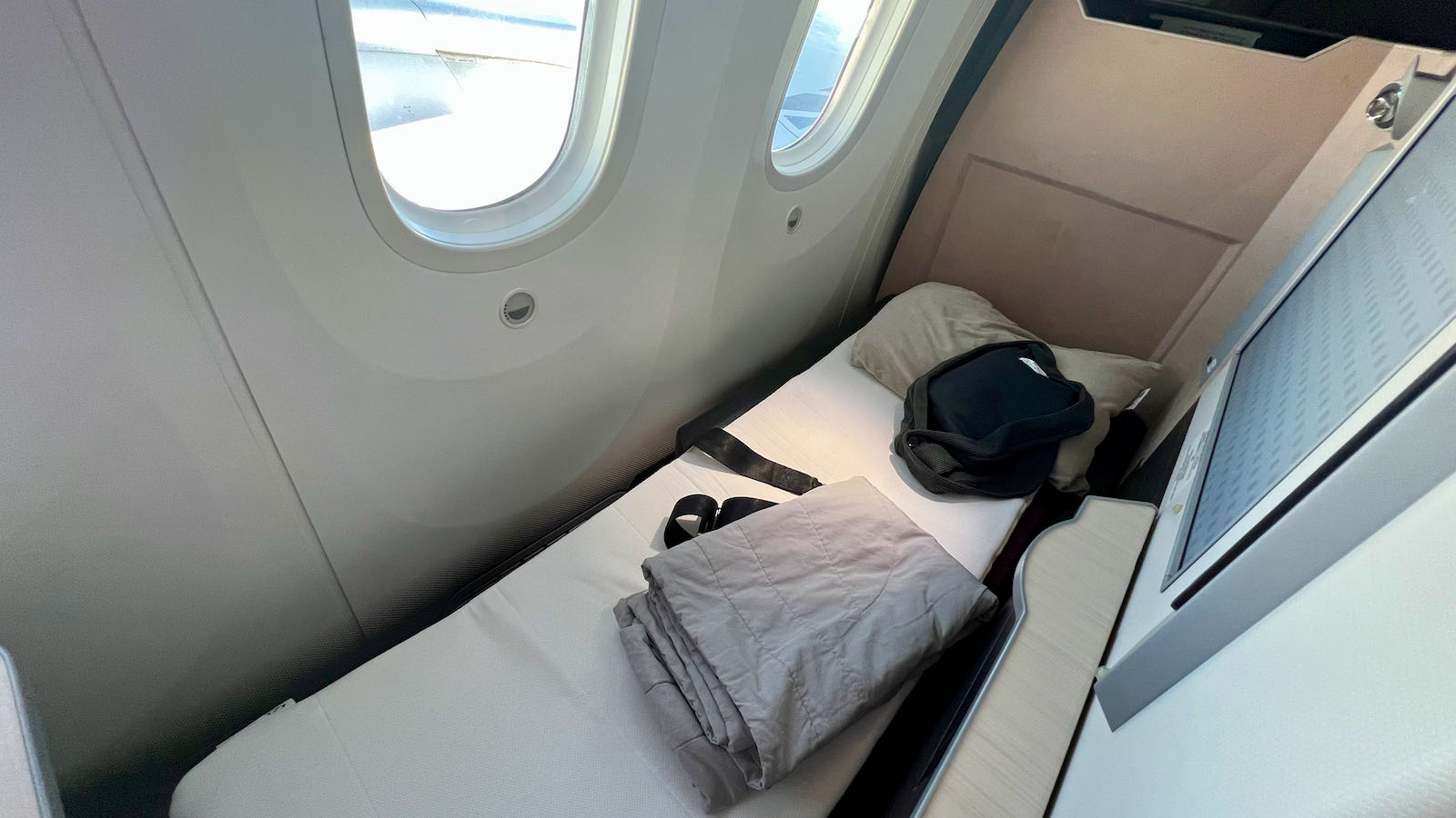 lie-flat bed in JAL Sky Suite