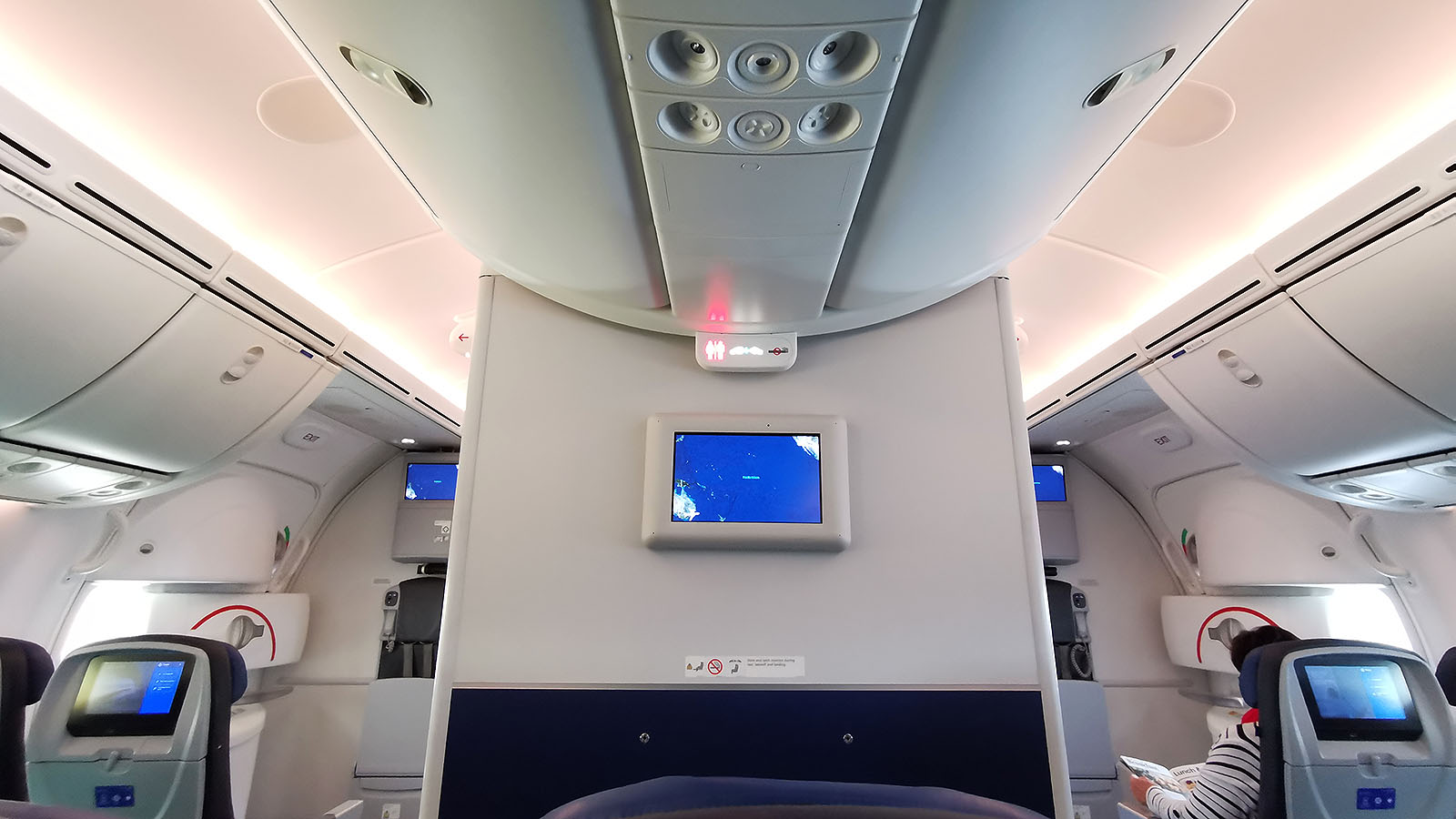 Cabin lighting in United Airlines Boeing 787 Economy
