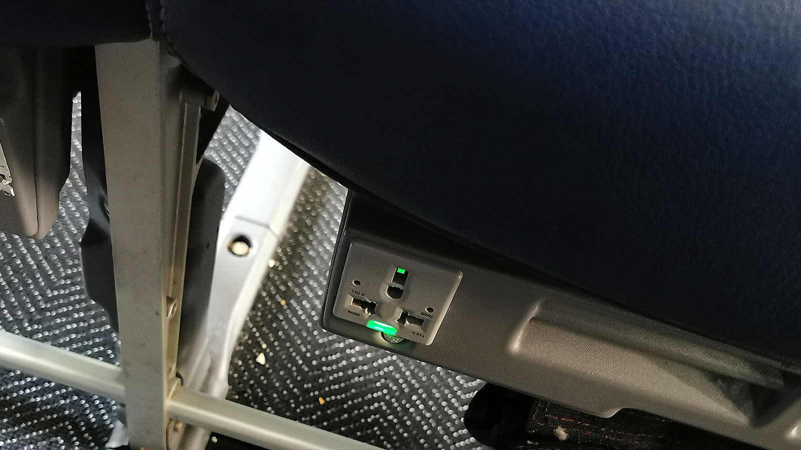 AC power outlet in United Airlines Boeing 787 Economy