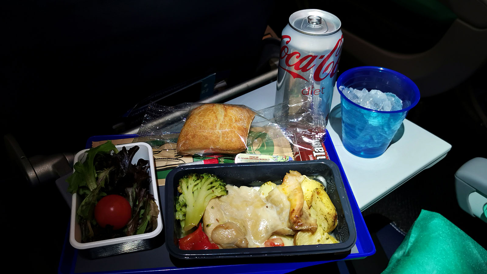 Lunch in United Airlines Boeing 787 Economy