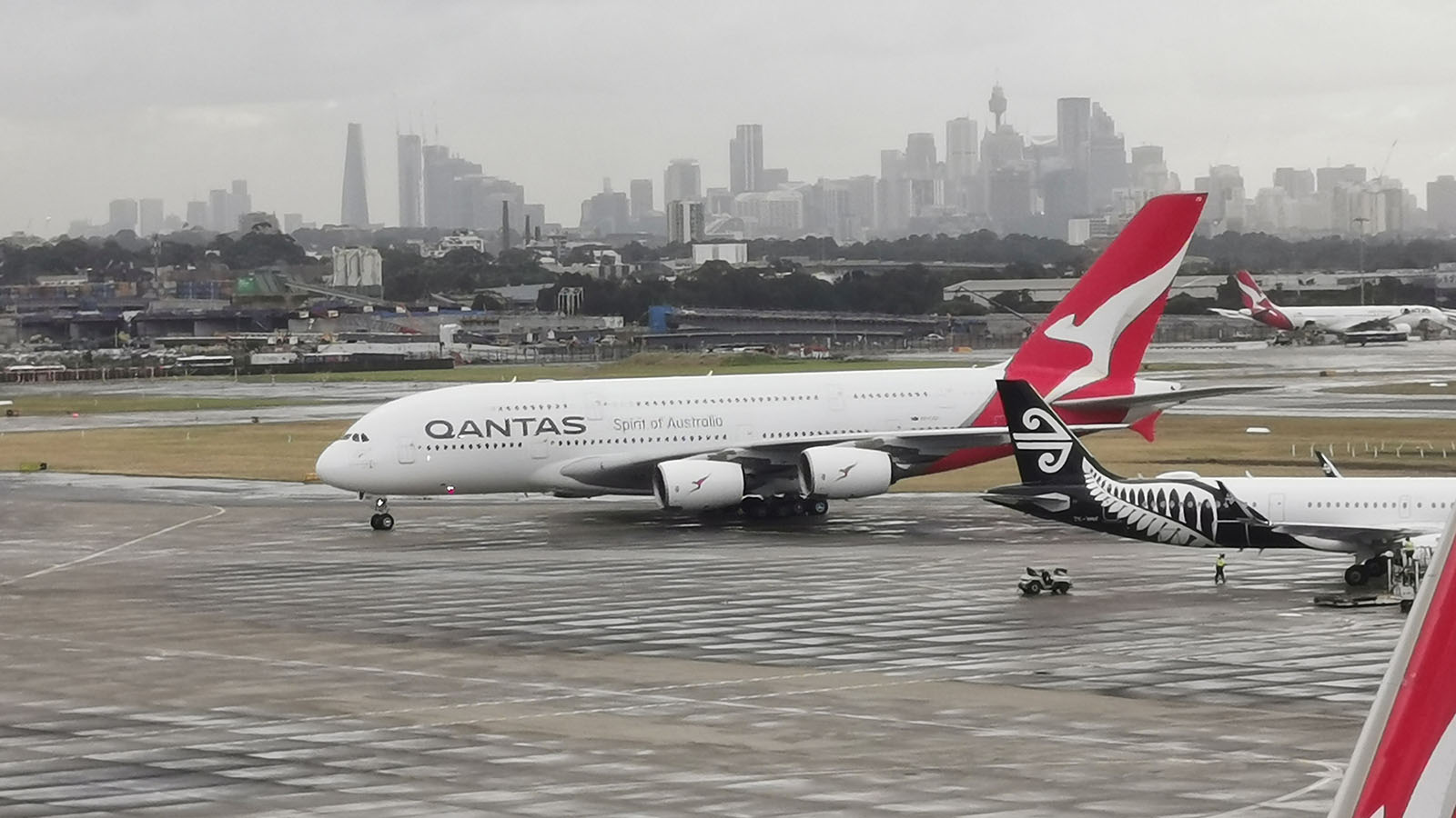 Qantas superjumbo arriving in Sydney