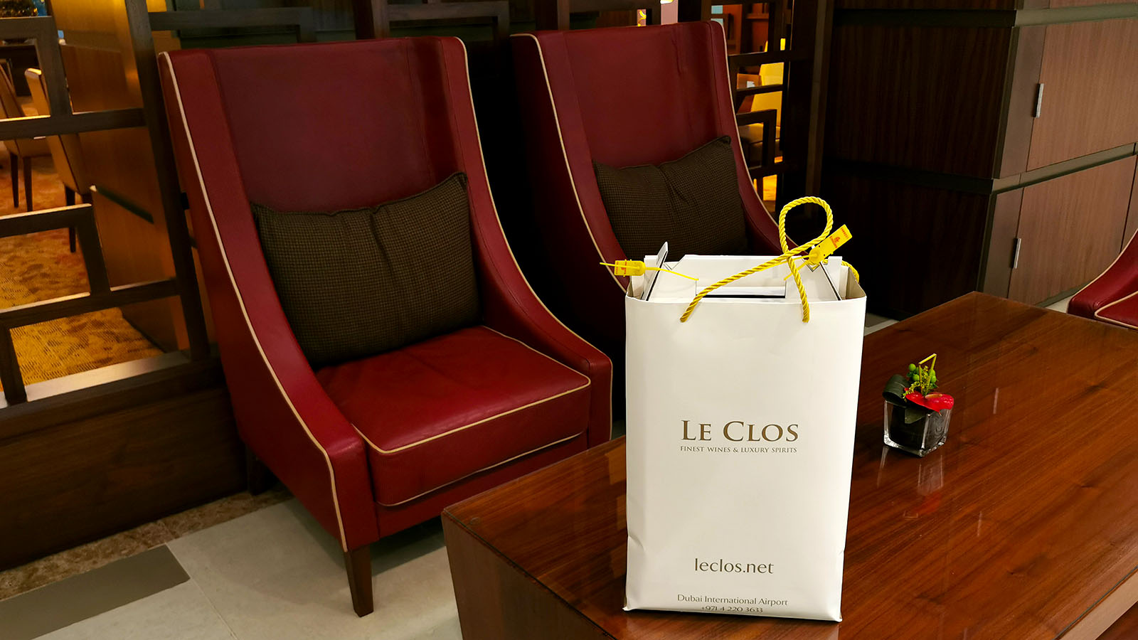 Le Clos shopping bag in the Emirates First Class Lounge in Dubai Concourse A