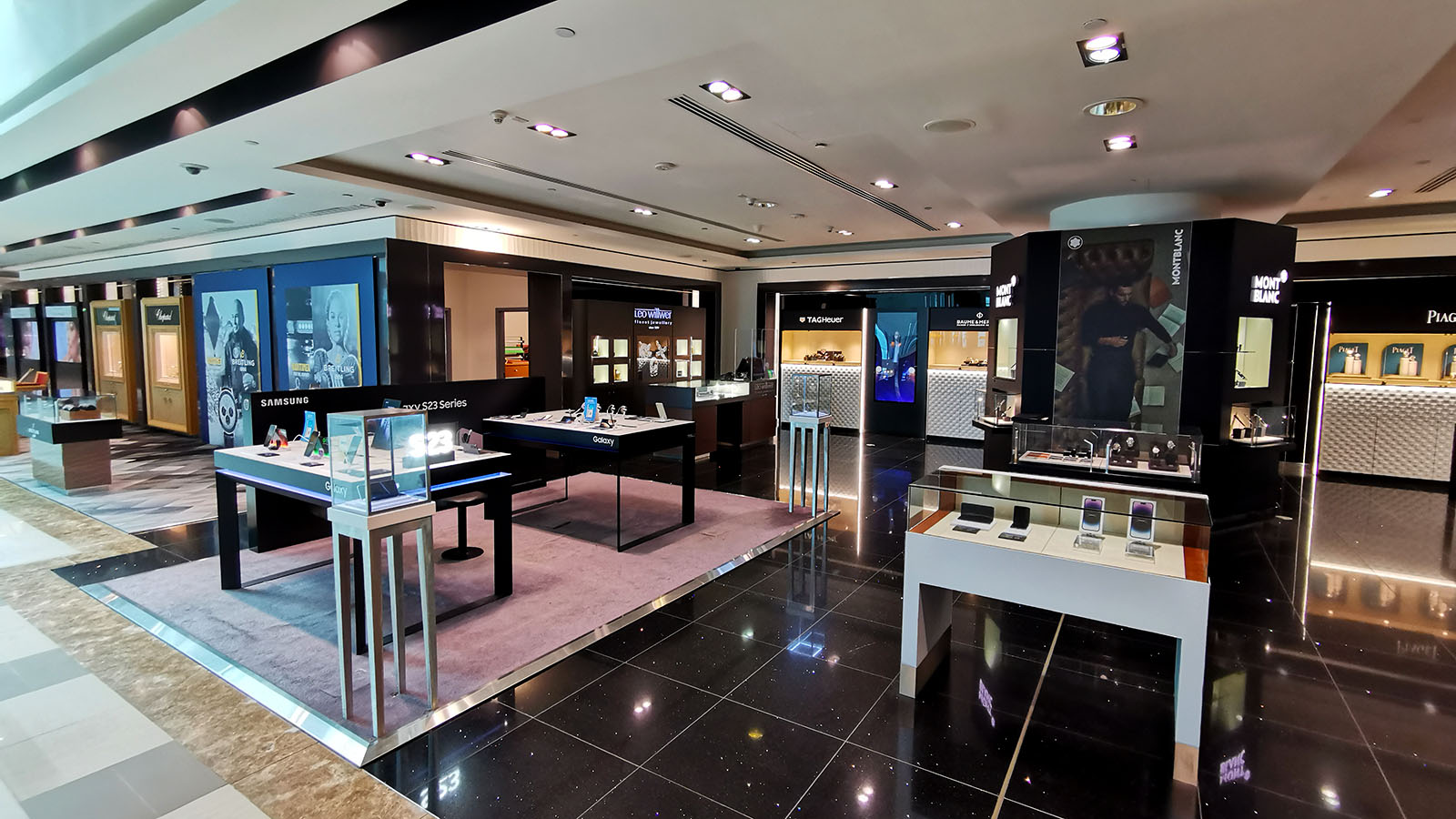 Buy technology in the Emirates First Class Lounge in Dubai Concourse A