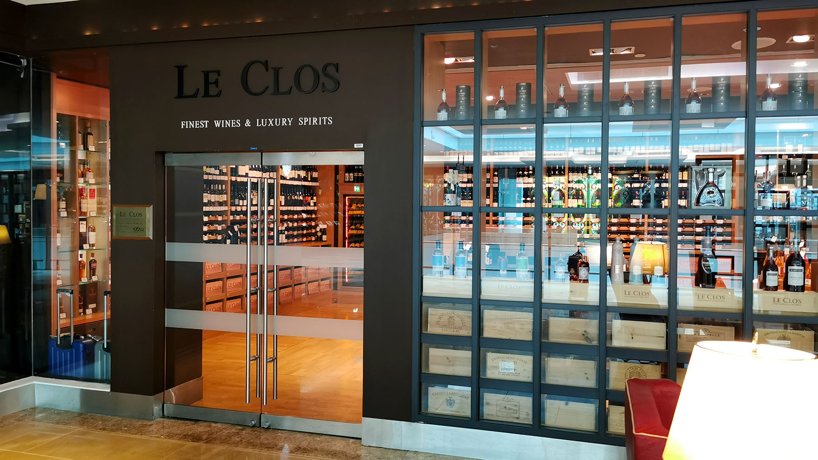 Buy wine and spirits in the Emirates First Class Lounge in Dubai Concourse A