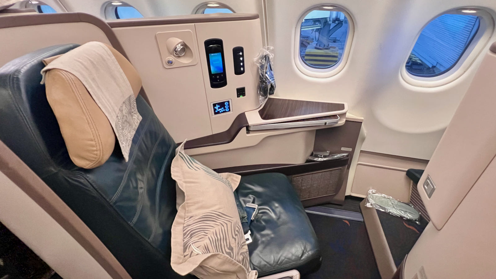 Sri Lankan Business Class suite A330