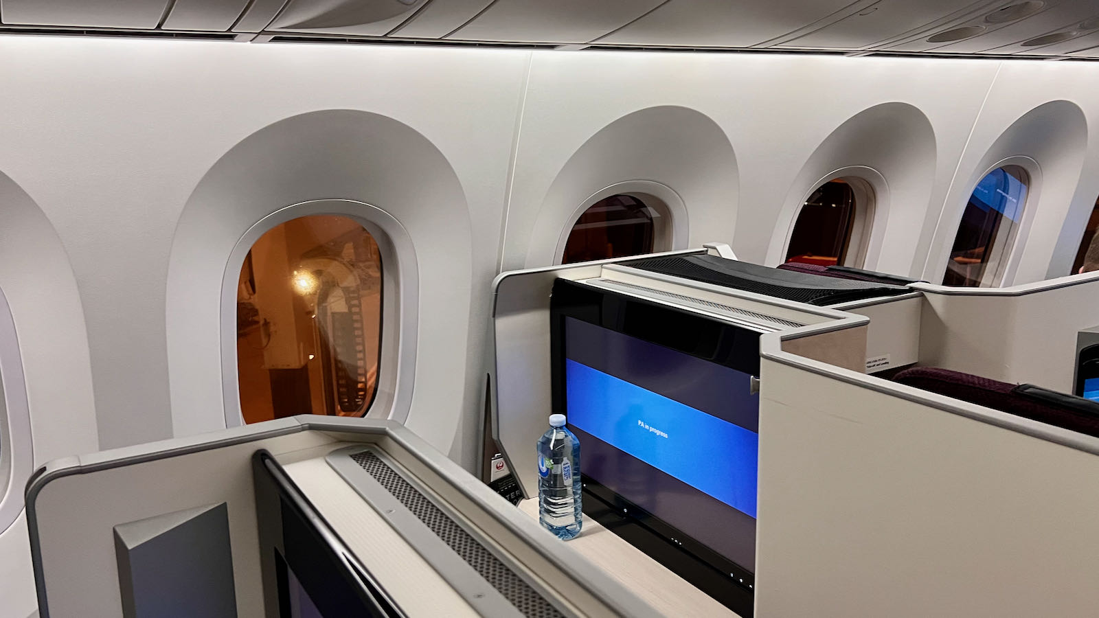 Japan Airlines Sky Suite Business Class Review (787-8) Osaka to Los Angeles  - TravelUpdate