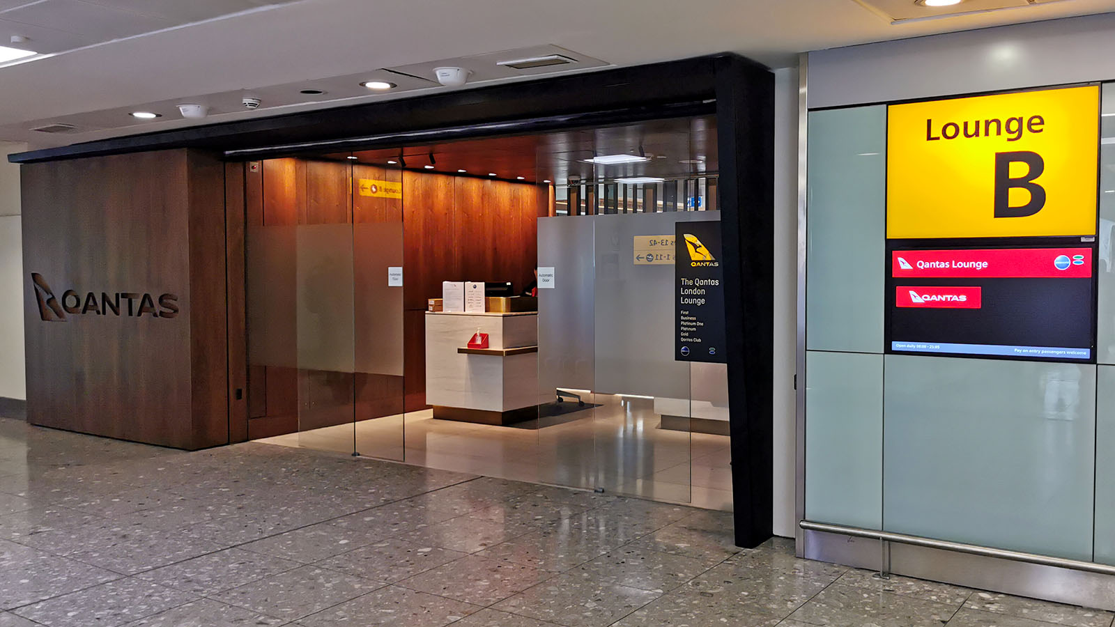 Entry to The Qantas International London Lounge