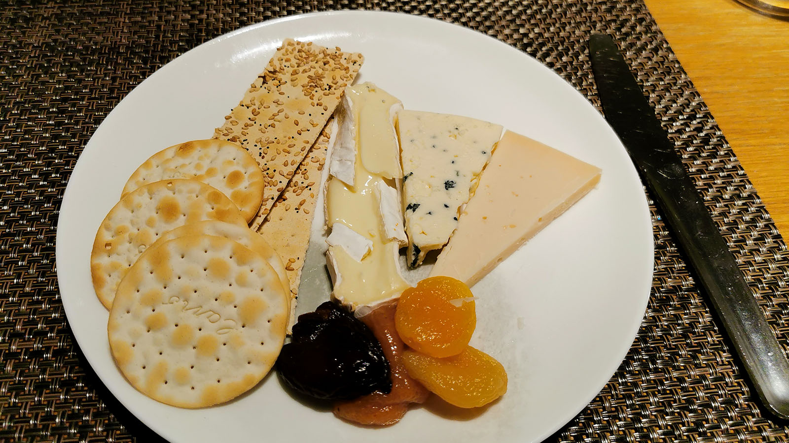 Cheese and crackers in the Qantas Los Angeles International First Lounge