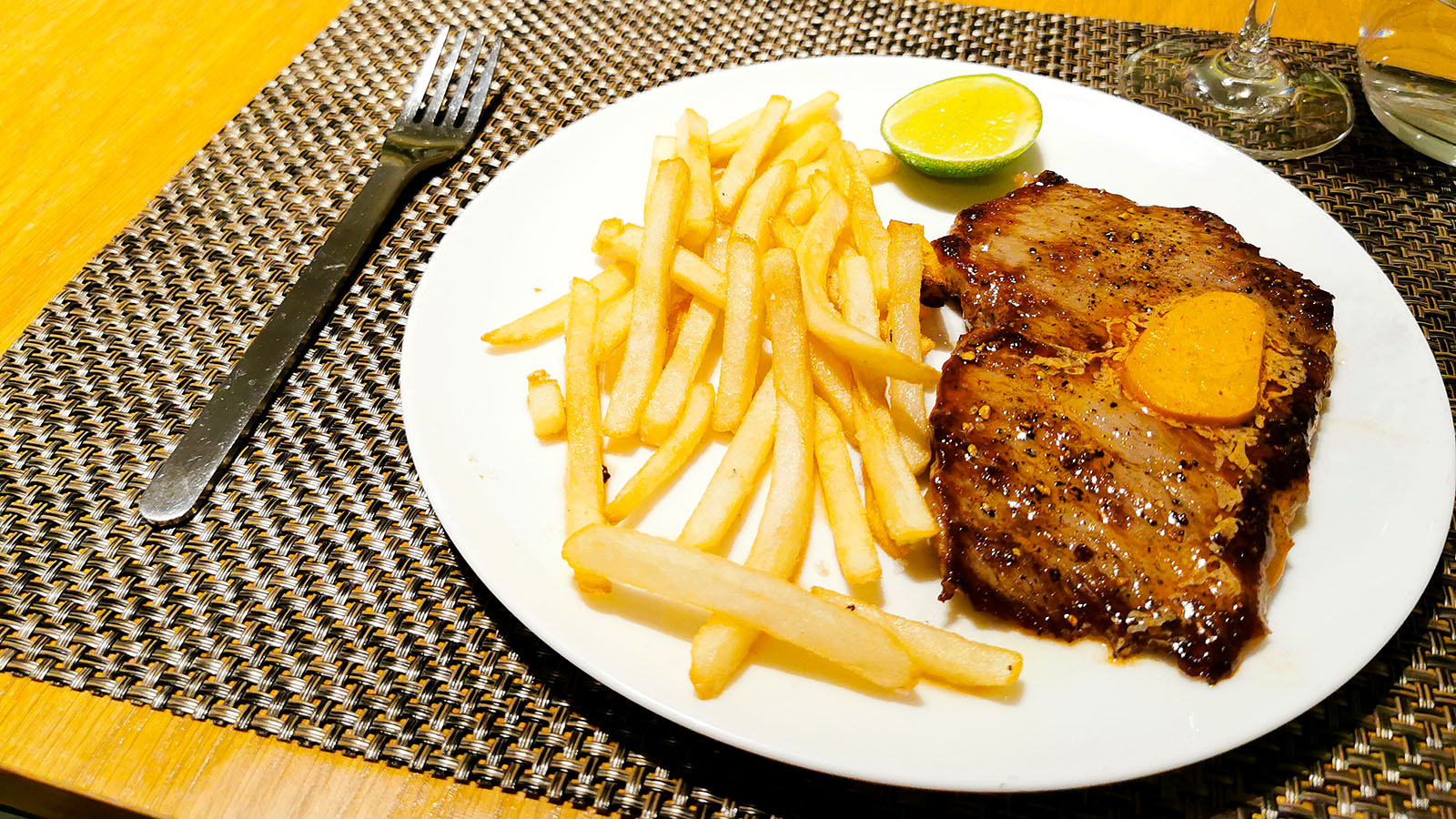 Steak and chips in the Qantas Los Angeles International First Lounge