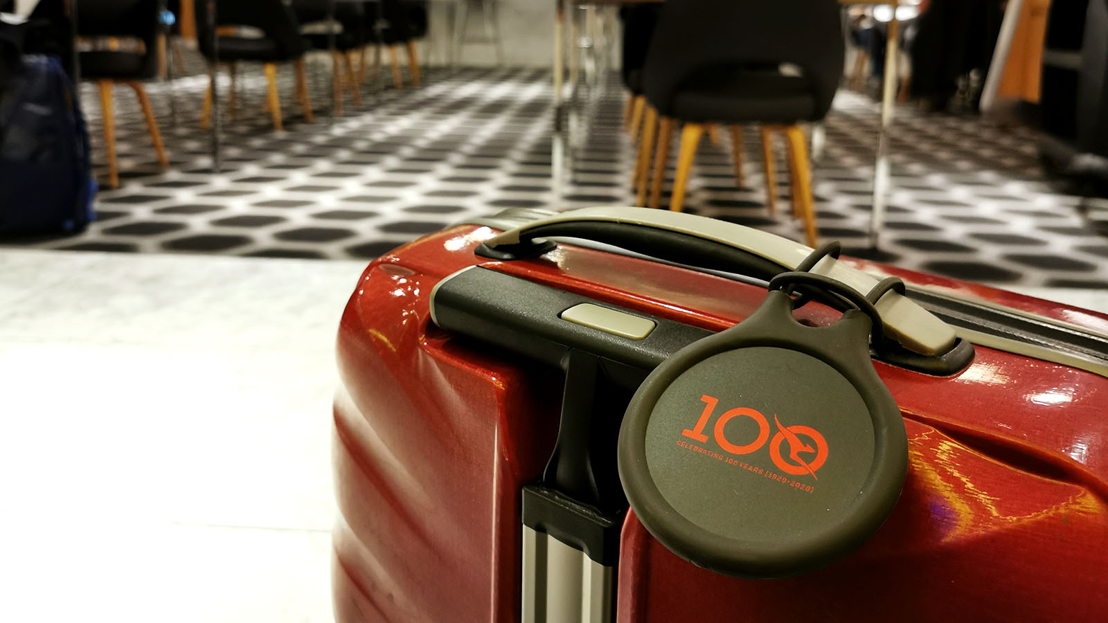 Platinum baggage tag in the Qantas Los Angeles First Lounge - Point Hacks, by Chris Chamberlin
