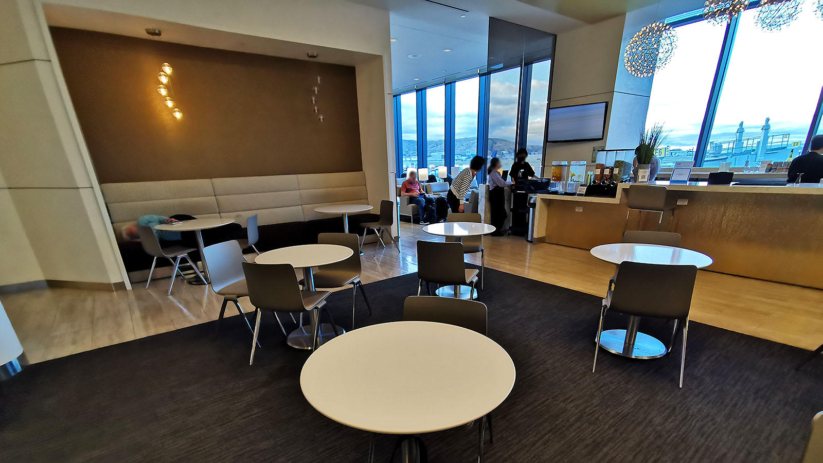 Seating in the United Club (E), San Francisco