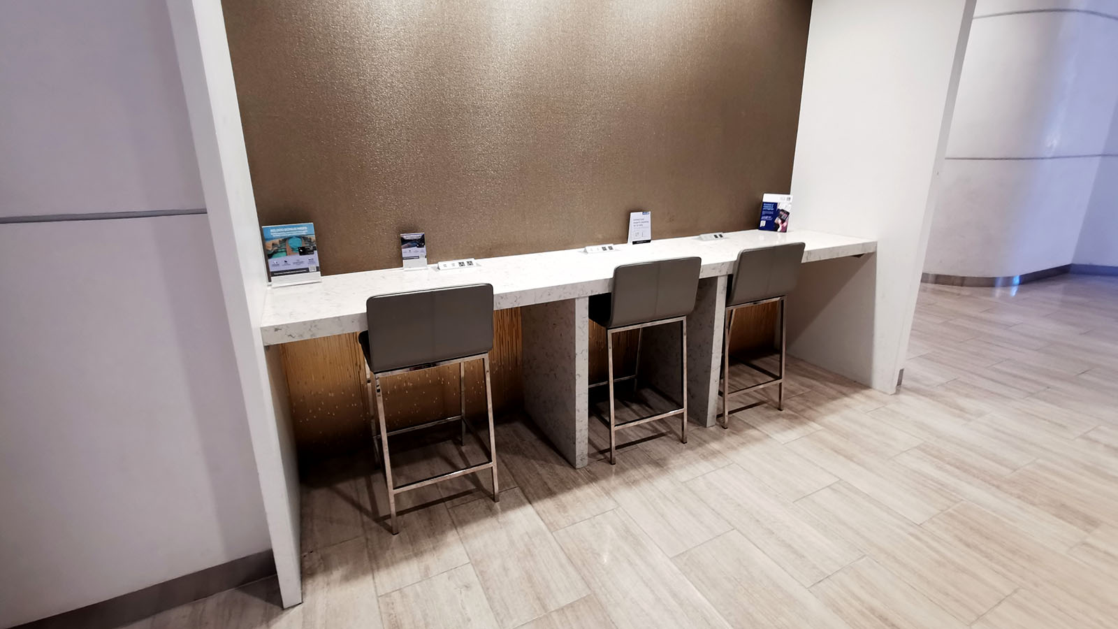 Counter seating in the United Club (E), San Francisco