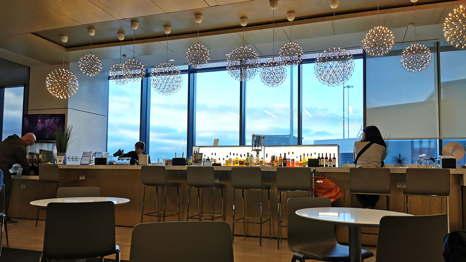 Alcohol service in the United Club (E), San Francisco