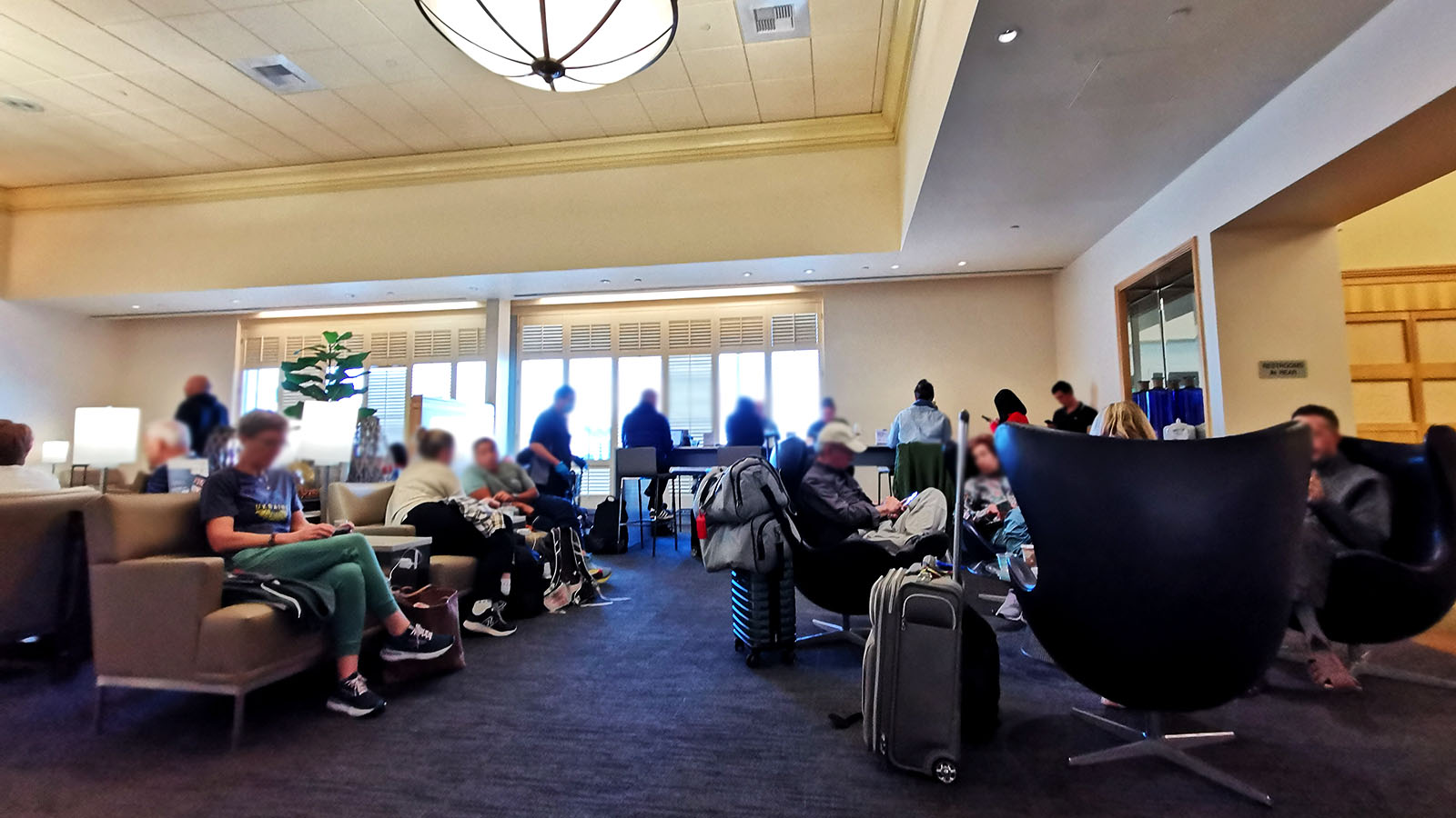 United Club seating in San Francisco International Terminal G