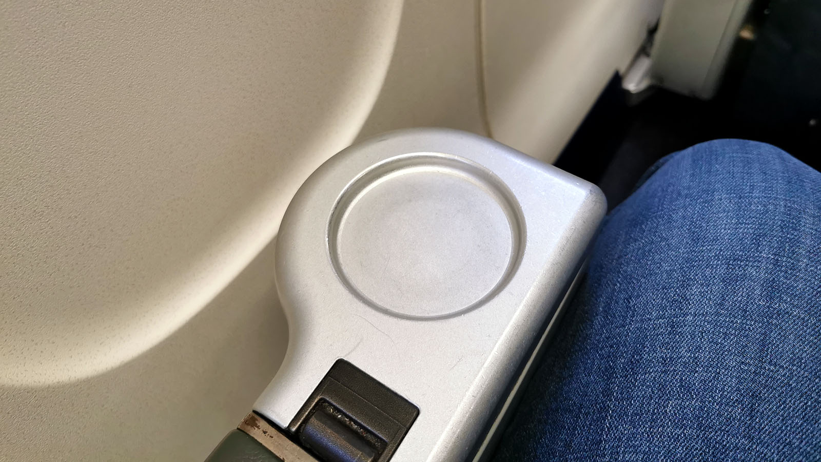 Shelf in Air Canada Bombardier CRJ900 Business Class