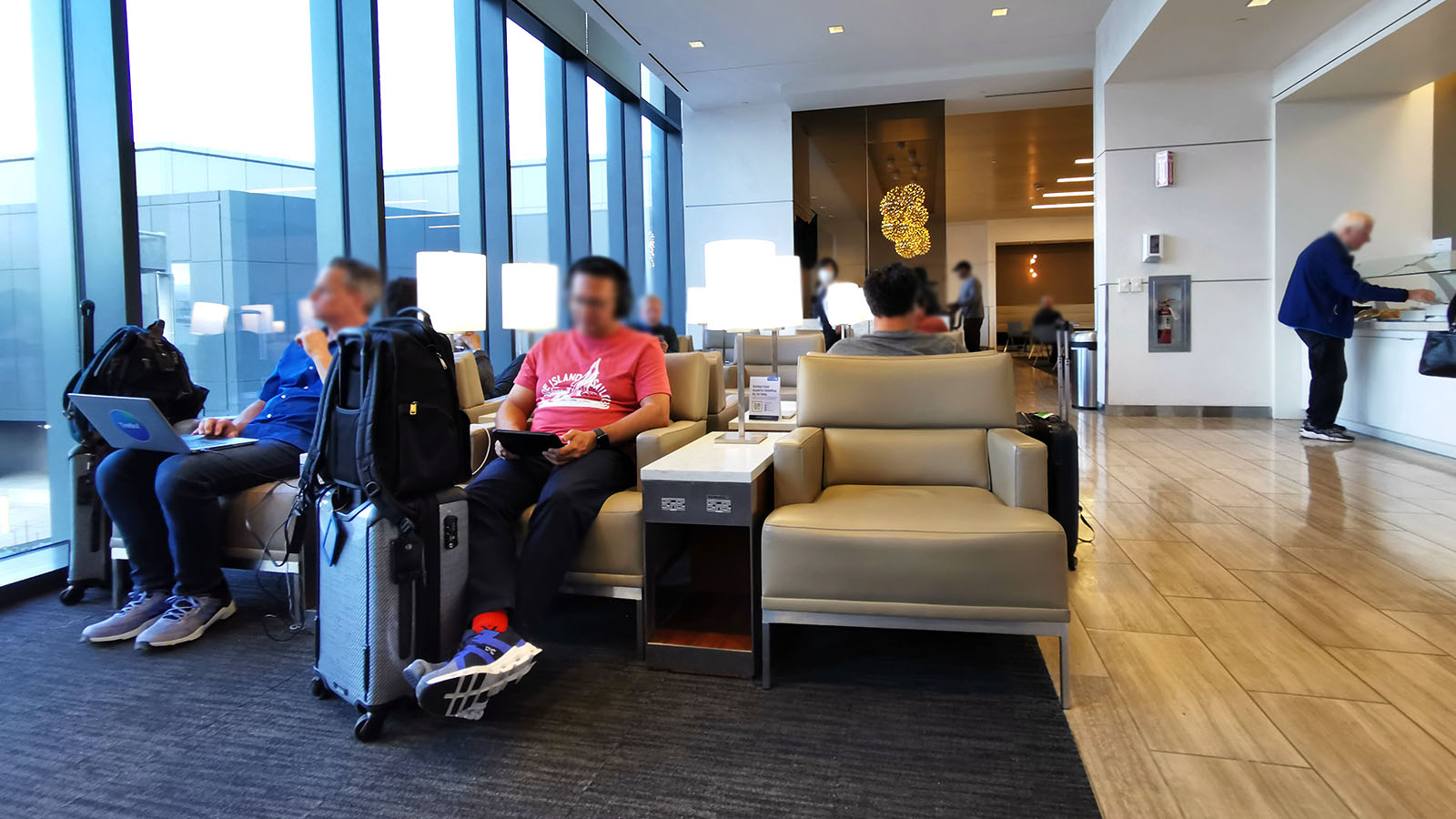 Relaxation area in the lounge when flying Air Canada Bombardier CRJ900 Business Class