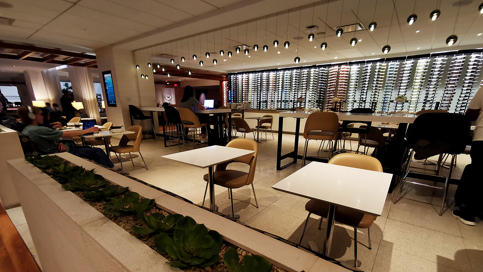 Meal area in the Business Class Star Alliance Lounge, Los Angeles