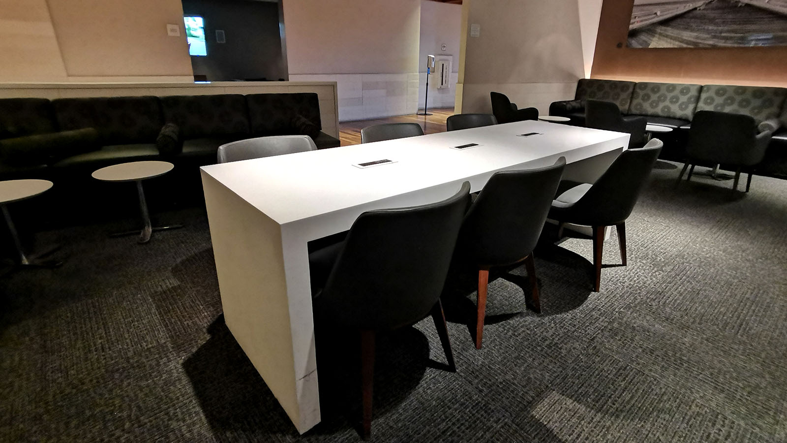 Place for laptop use in the Business Class Star Alliance Lounge, Los Angeles