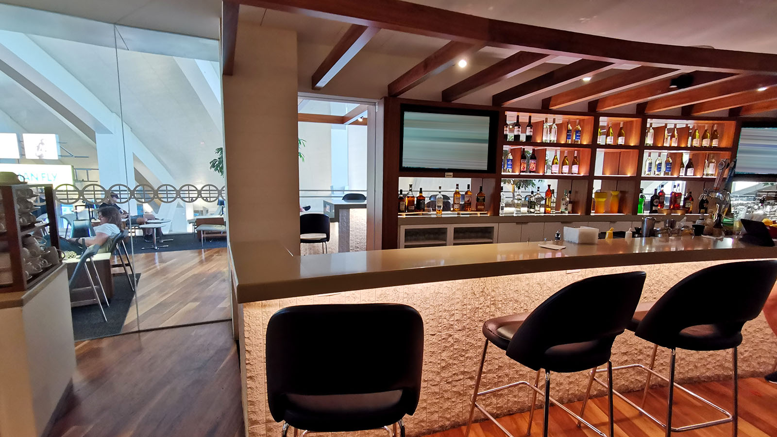 Service counter in the Business Class Star Alliance Lounge, Los Angeles