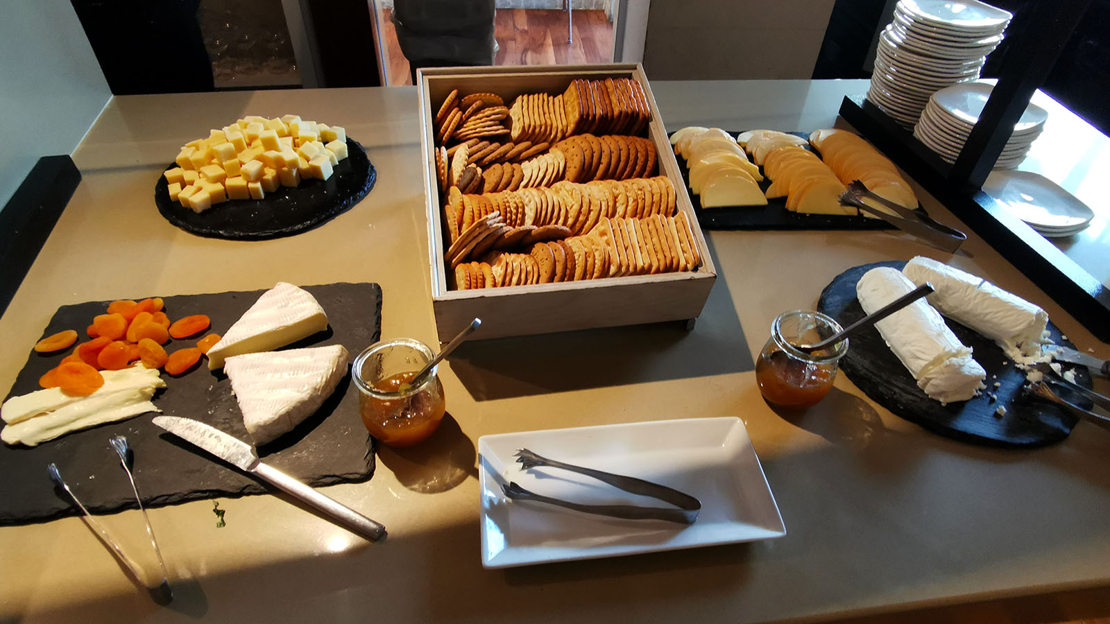 After dinner snacks in the Business Class Star Alliance Lounge, Los Angeles