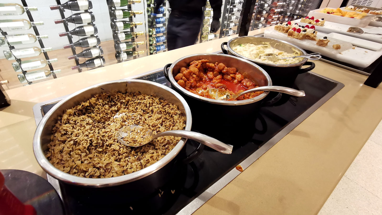 Warm dishes in the Business Class Star Alliance Lounge, Los Angeles