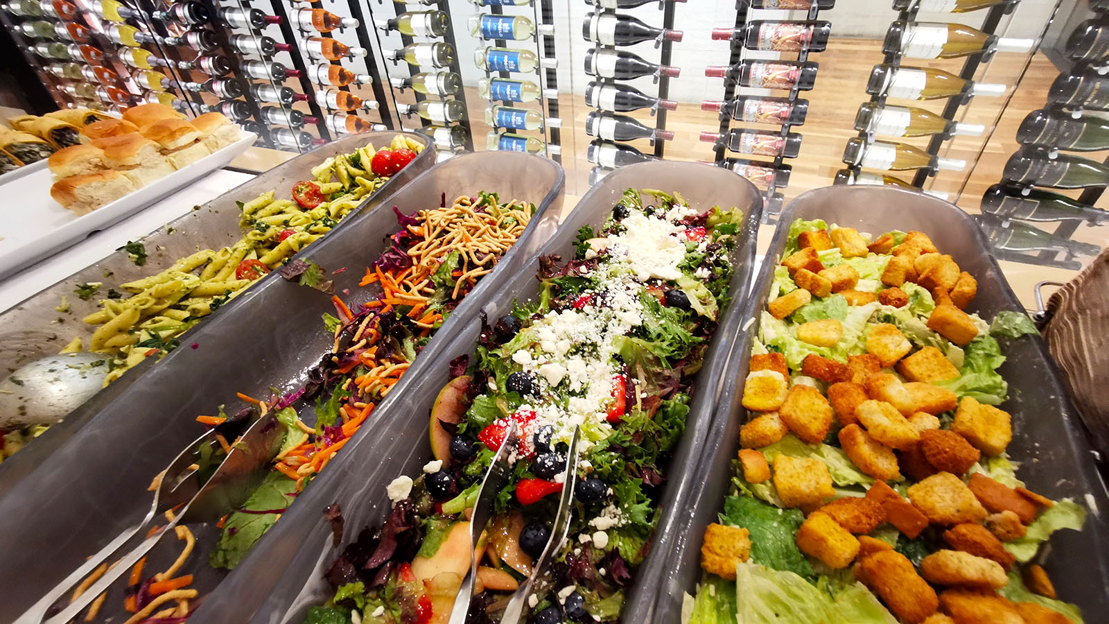 Fresh meals in the Business Class Star Alliance Lounge, Los Angeles