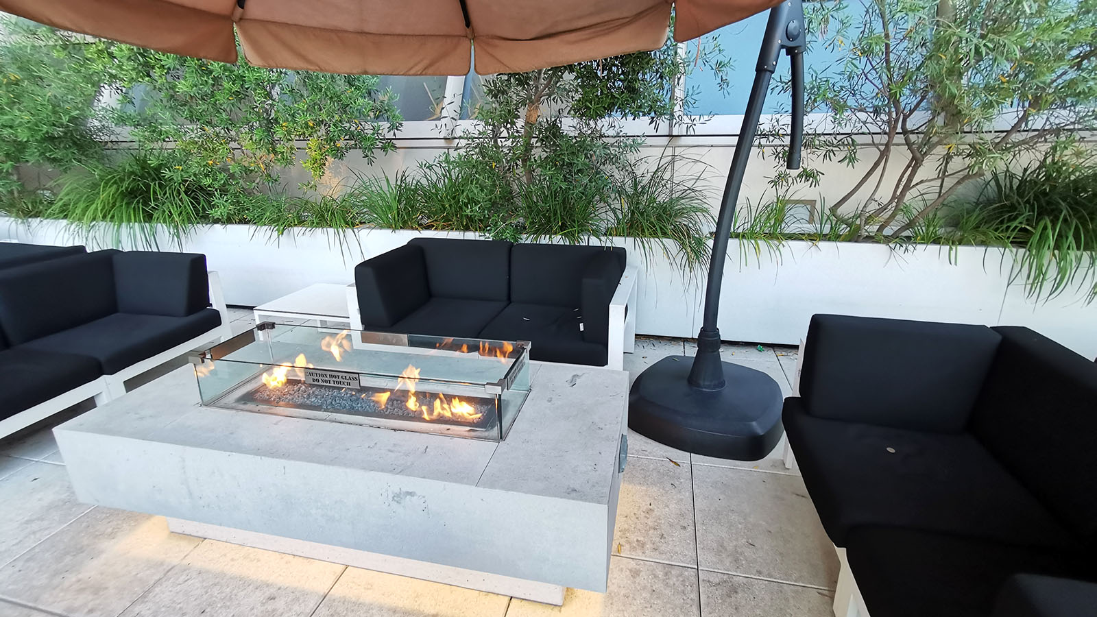 Coffee table and chairs in the Business Class Star Alliance Lounge, Los Angeles