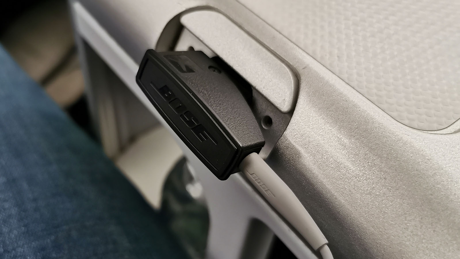 Earphone slot in Delta A330-900neo Comfort+